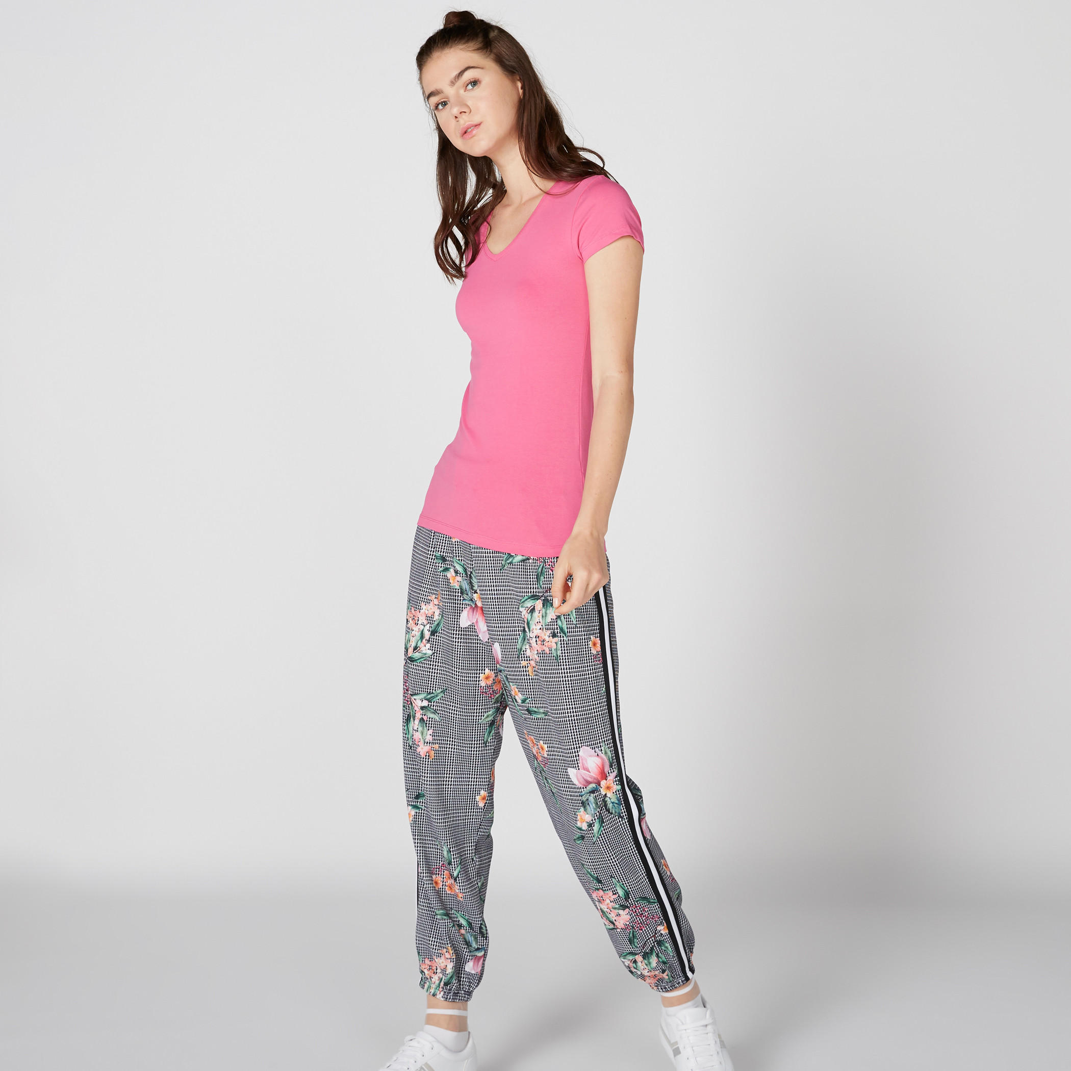 تيشيرت بياقة V وأكمام كاب-women-clothing-tshirts-image-4