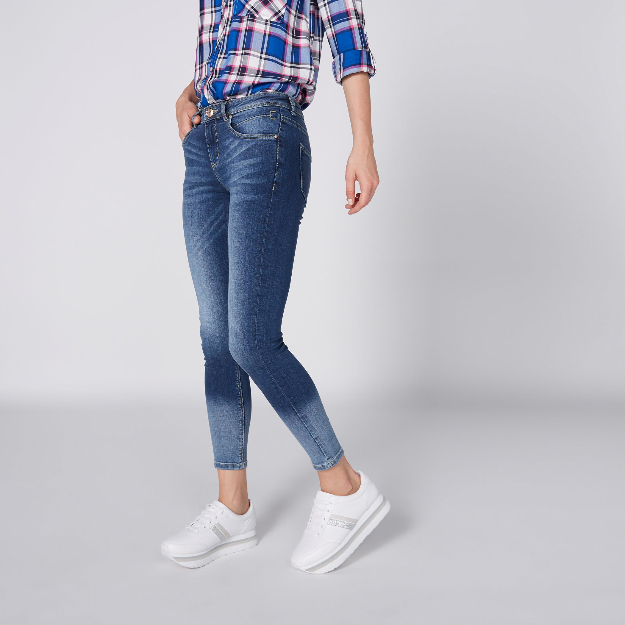 بنطال جينز طويل بزر وجيوب-women-clothing-bottoms-jeans-image-1