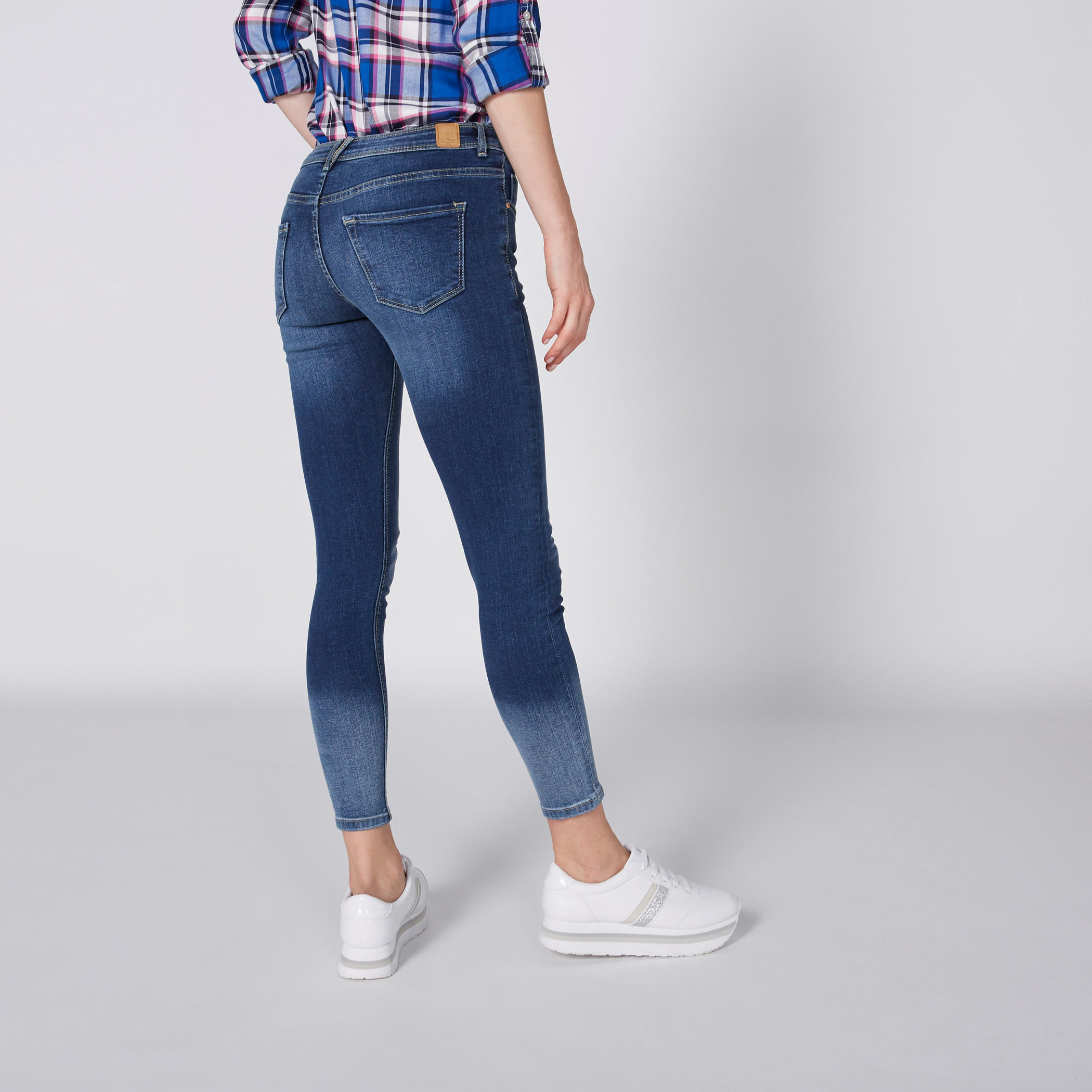 بنطال جينز طويل بزر وجيوب-women-clothing-bottoms-jeans-image-2