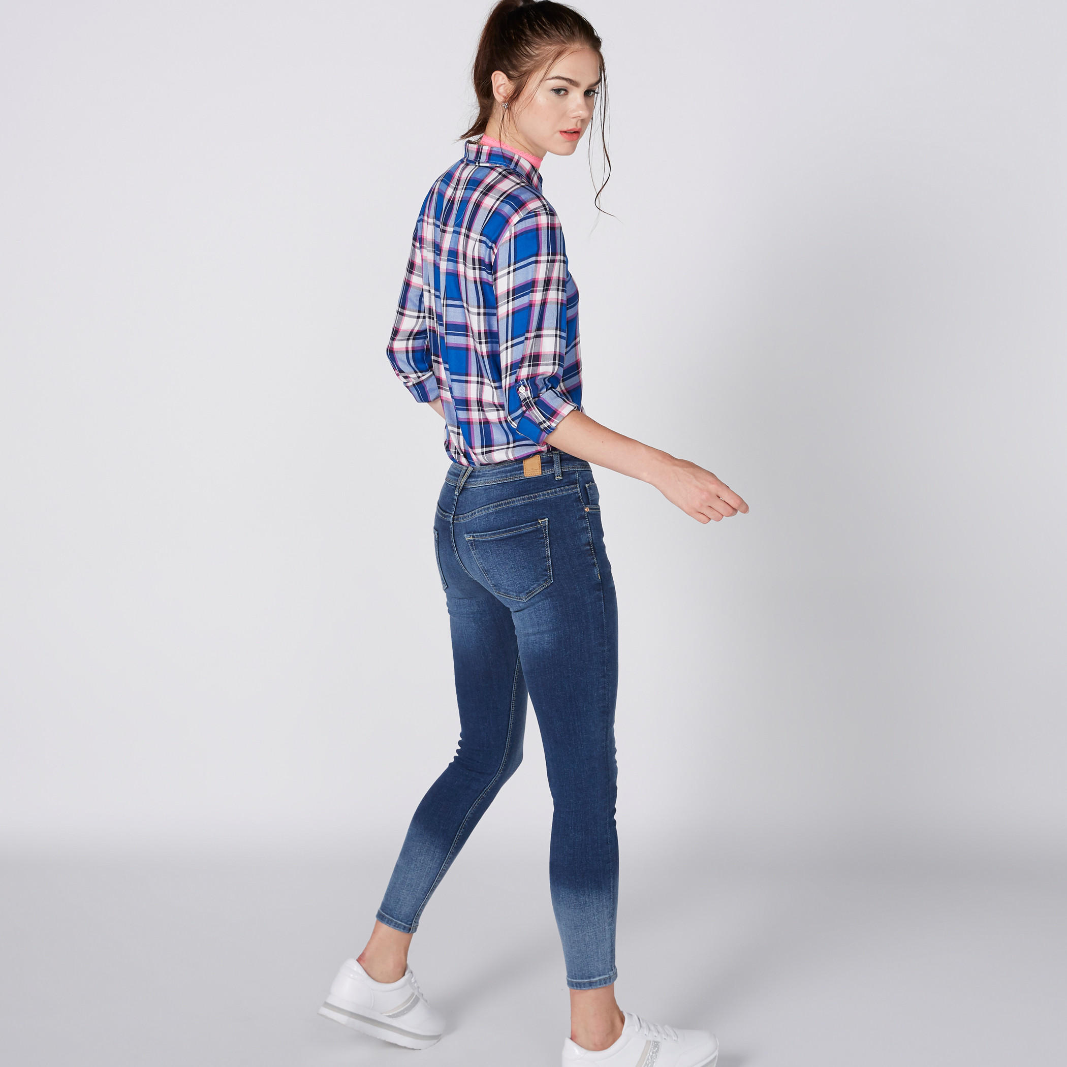بنطال جينز طويل بزر وجيوب-women-clothing-bottoms-jeans-image-4