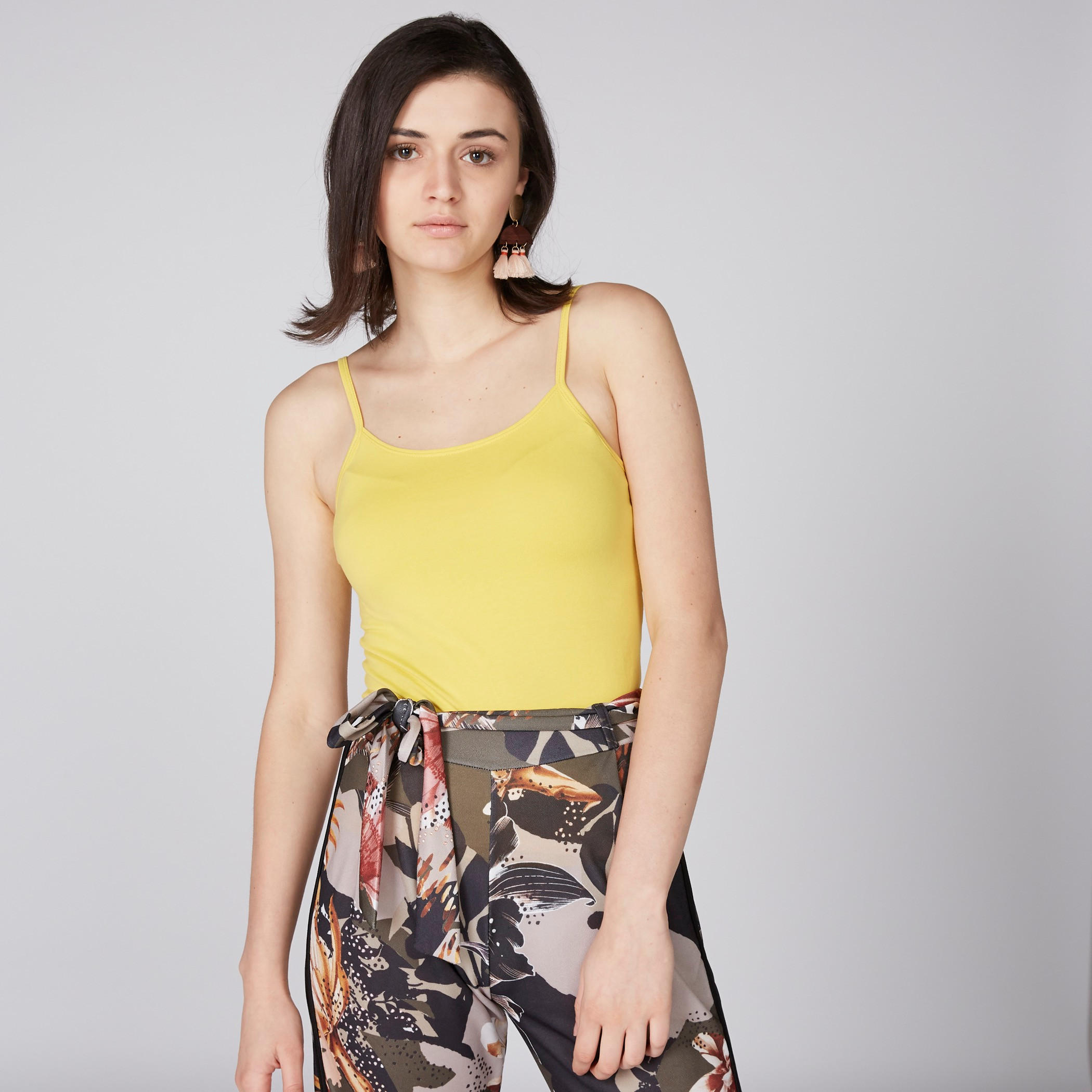 بلوزة بياقة عميقة وحمالات رفيعة-women-clothing-tshirts-image-1