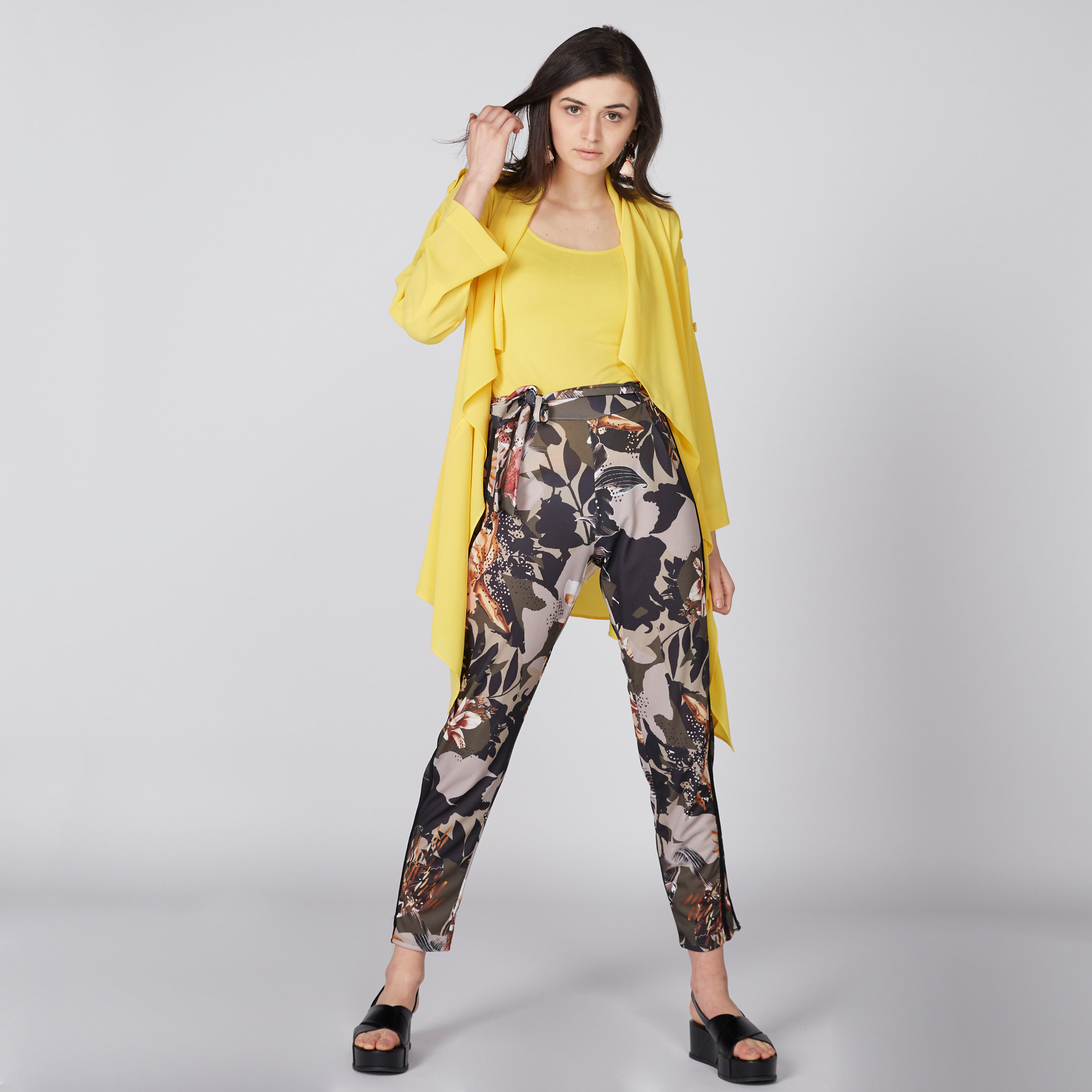 بلوزة بياقة عميقة وحمالات رفيعة-women-clothing-tshirts-image-3