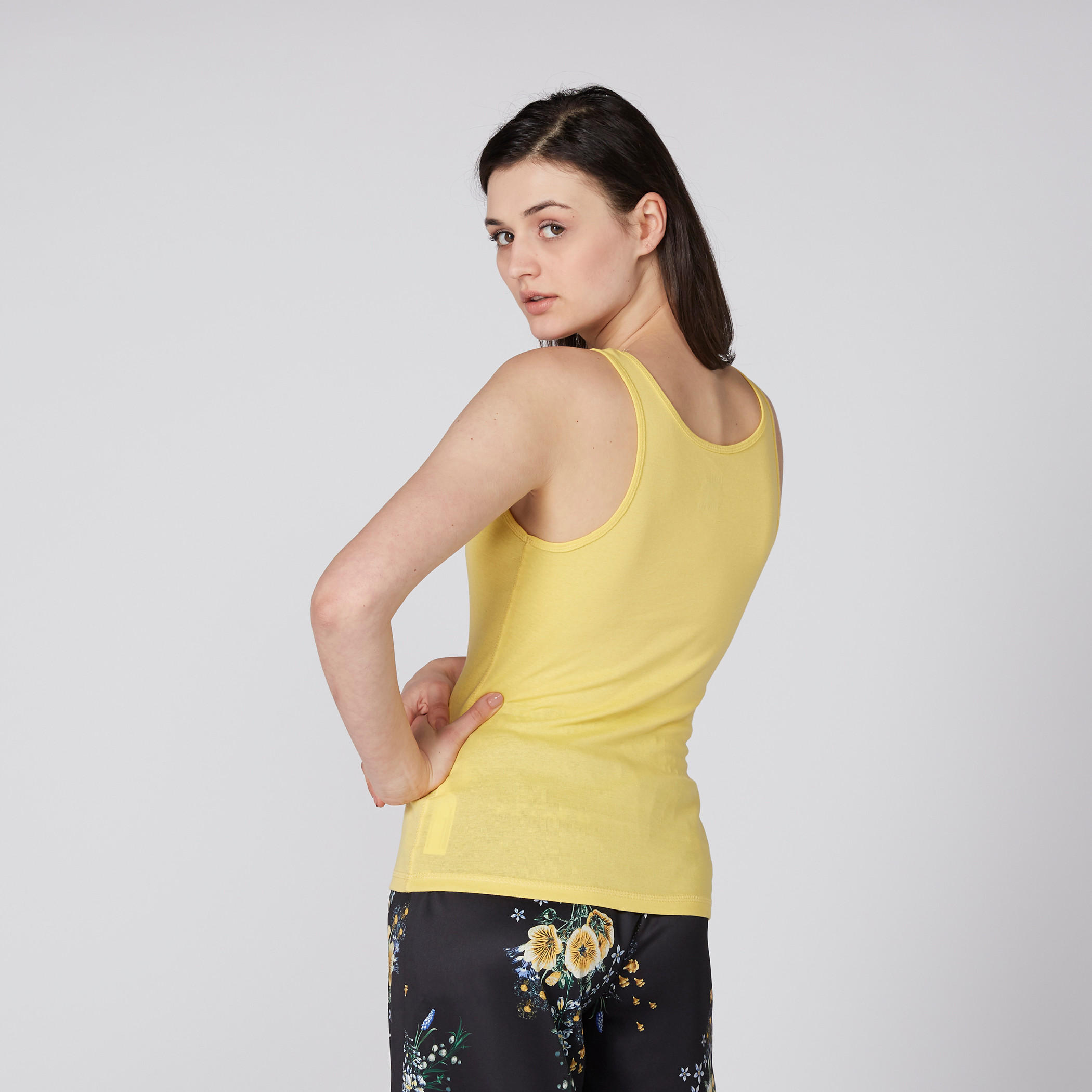 سترة فيست دون أكمام بياقة V-women-clothing-tshirts-image-3