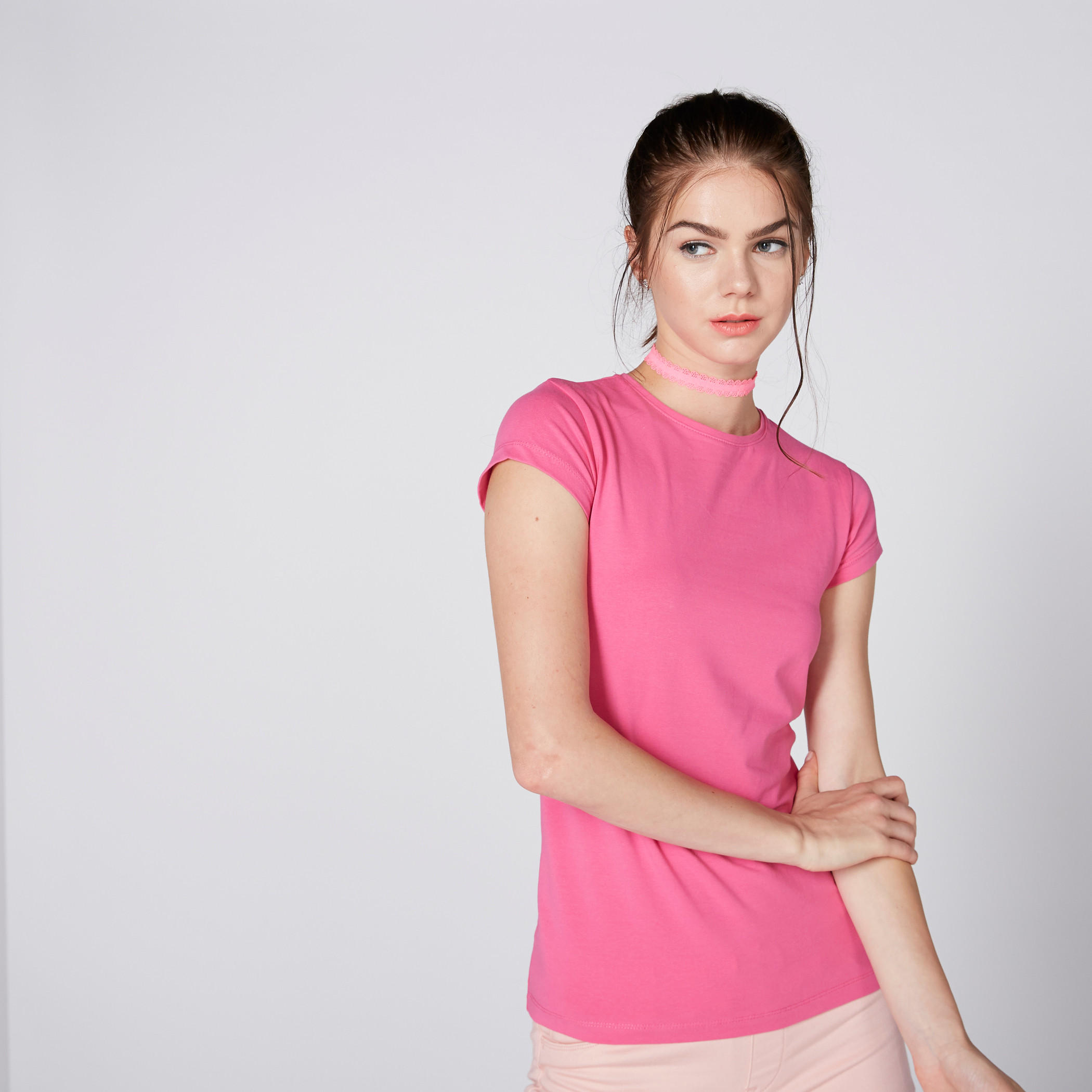 تيشيرت بياقة ضيّقة وأكمام كاب-women-clothing-tshirts-image-1