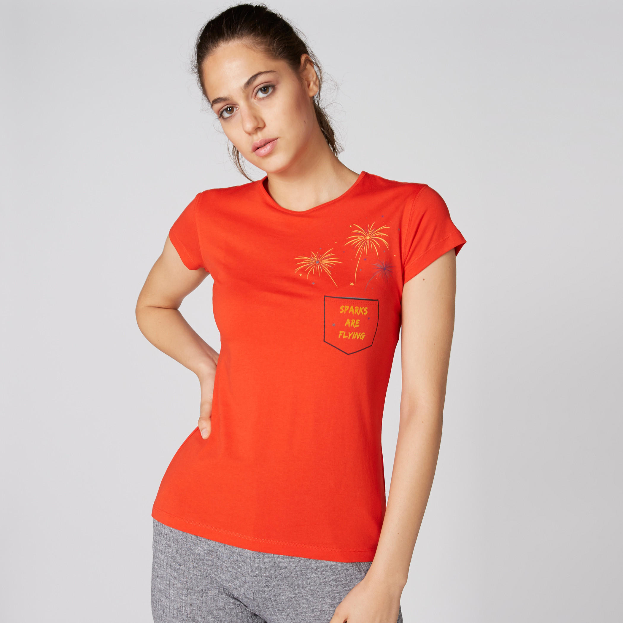 تيشيرت بياقة مستديرة وأكمام كاب وطبعات-women-clothing-tshirts-image-1