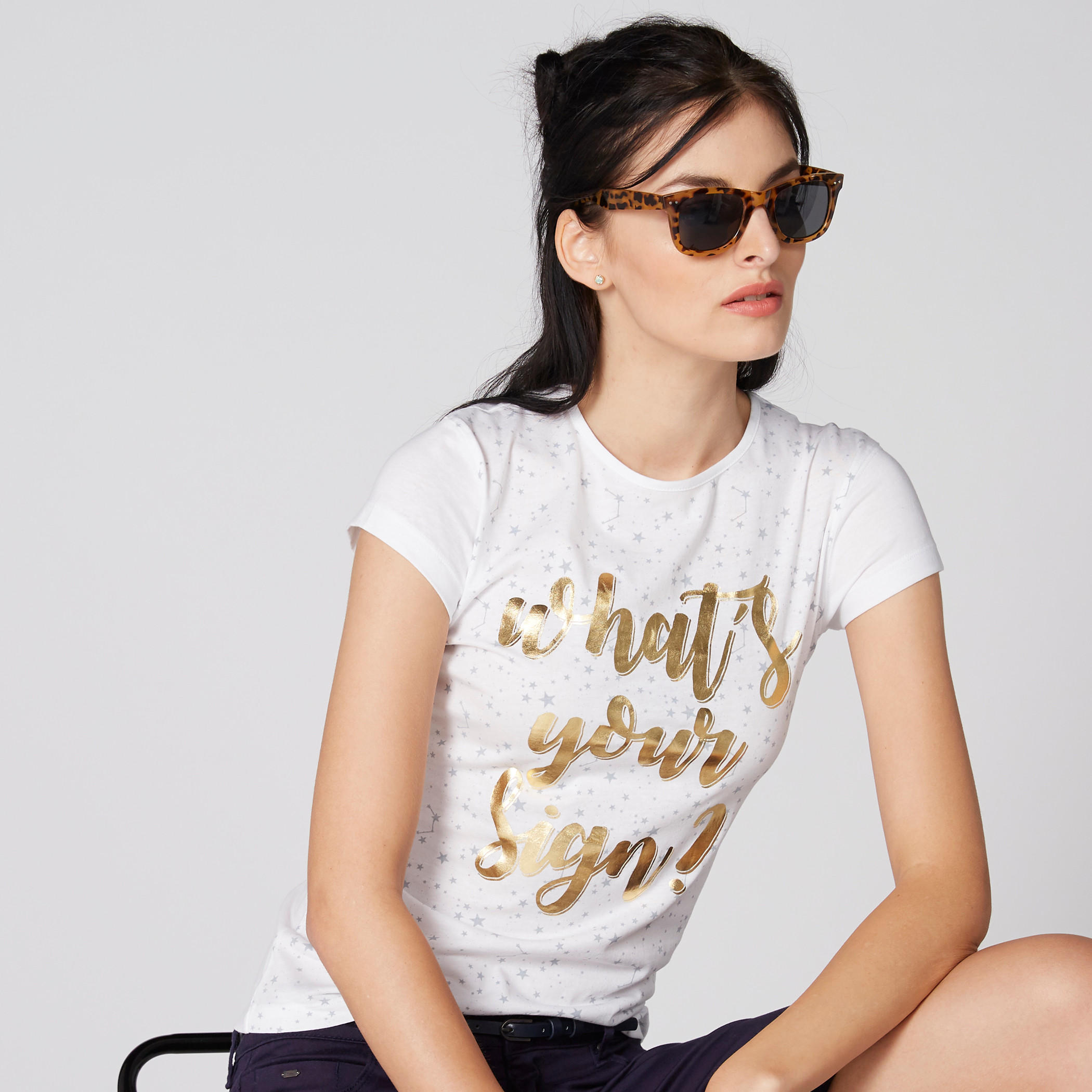 تيشيرت بياقة ضيّقة وأكمام كاب وطبعات جرافيك-women-clothing-tshirts-image-1