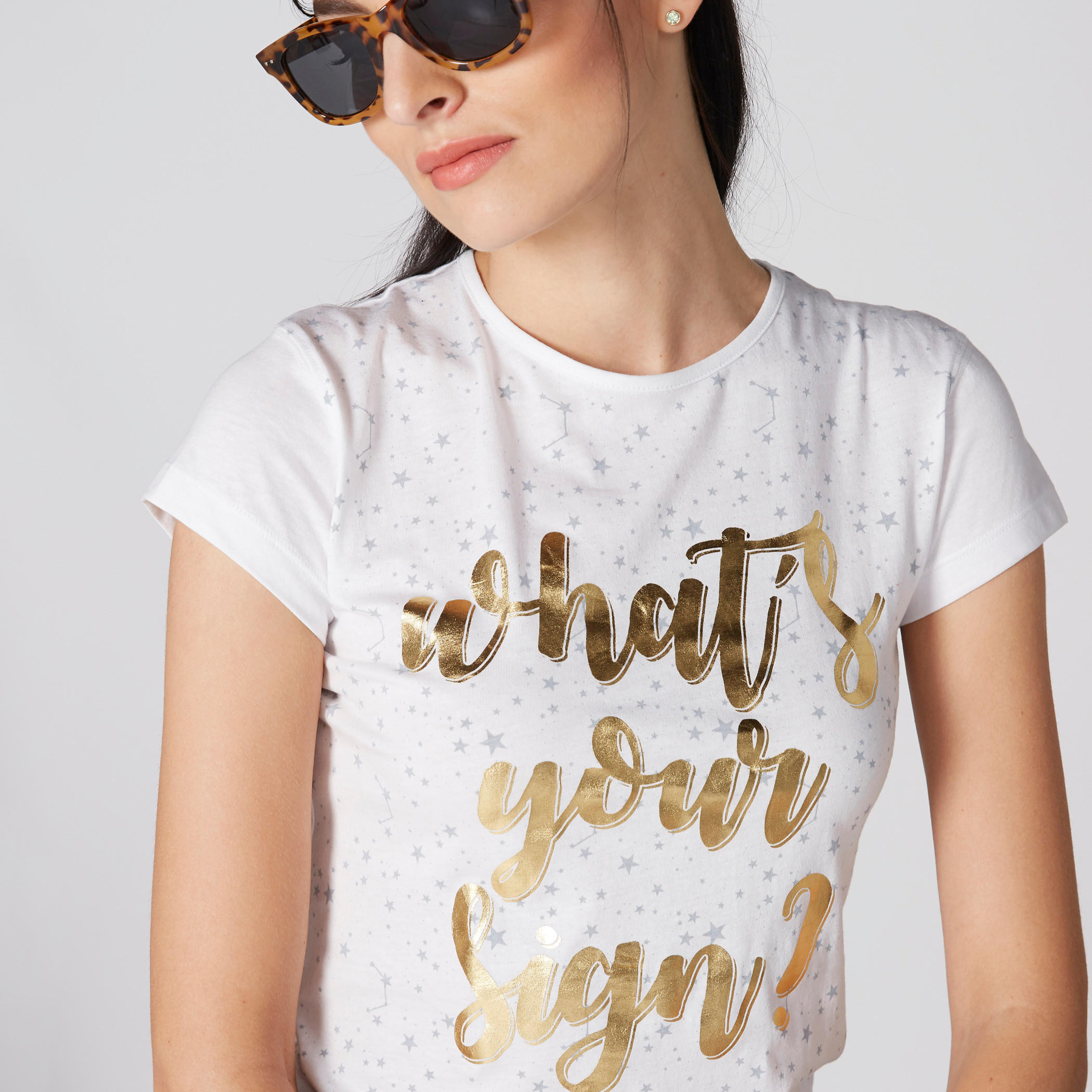 تيشيرت بياقة ضيّقة وأكمام كاب وطبعات جرافيك-women-clothing-tshirts-image-4