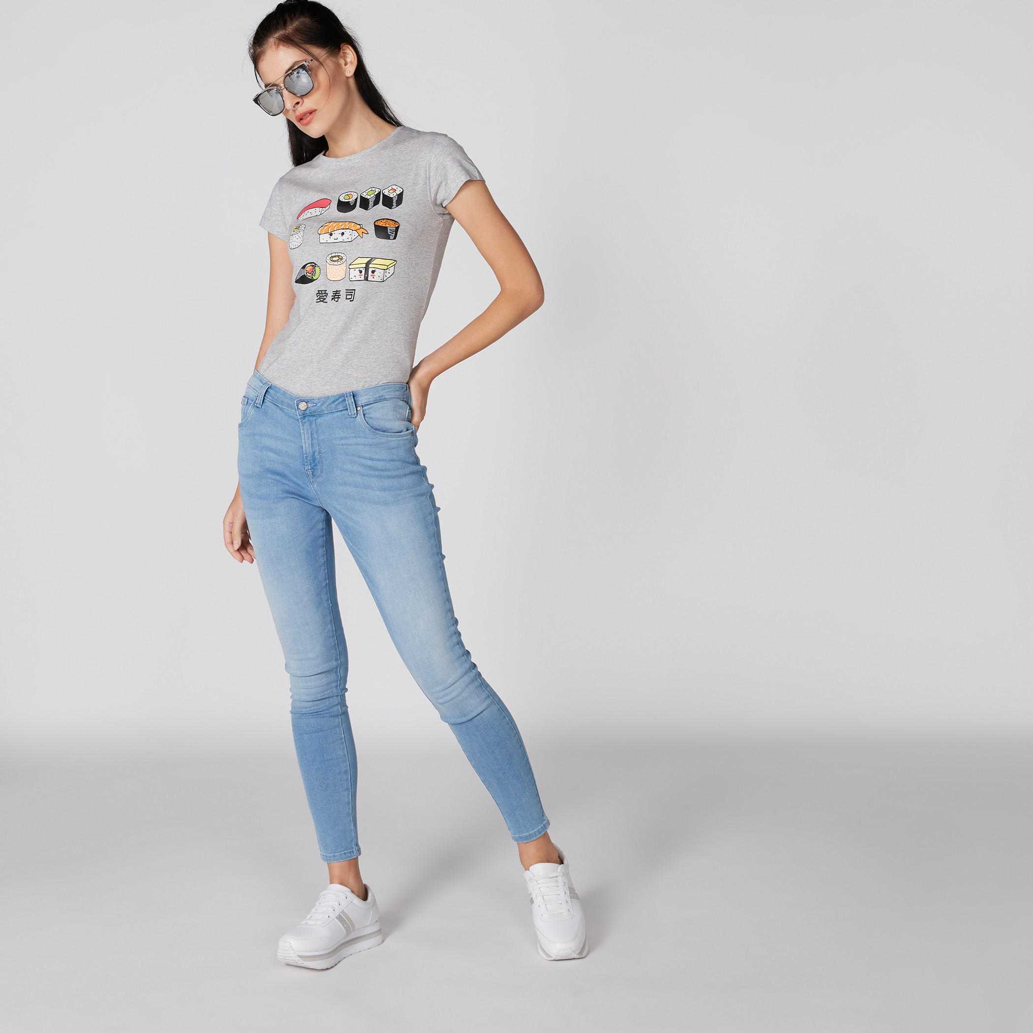 تيشيرت بطبعات وياقة مستديرة وأكمام كاب-women-clothing-tshirts-image-1