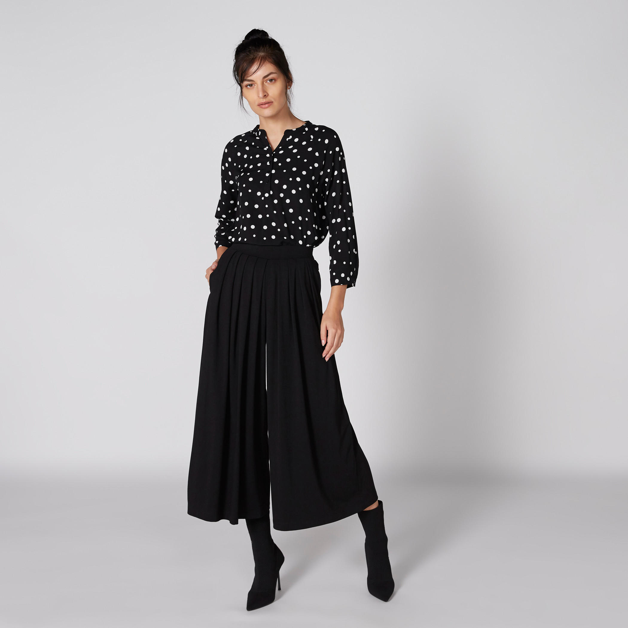 بلوزة بياقة ماندارين وزر إغلاق وطبعات منقّطة-women-clothing-shirtsandblouses-blouses-image-1