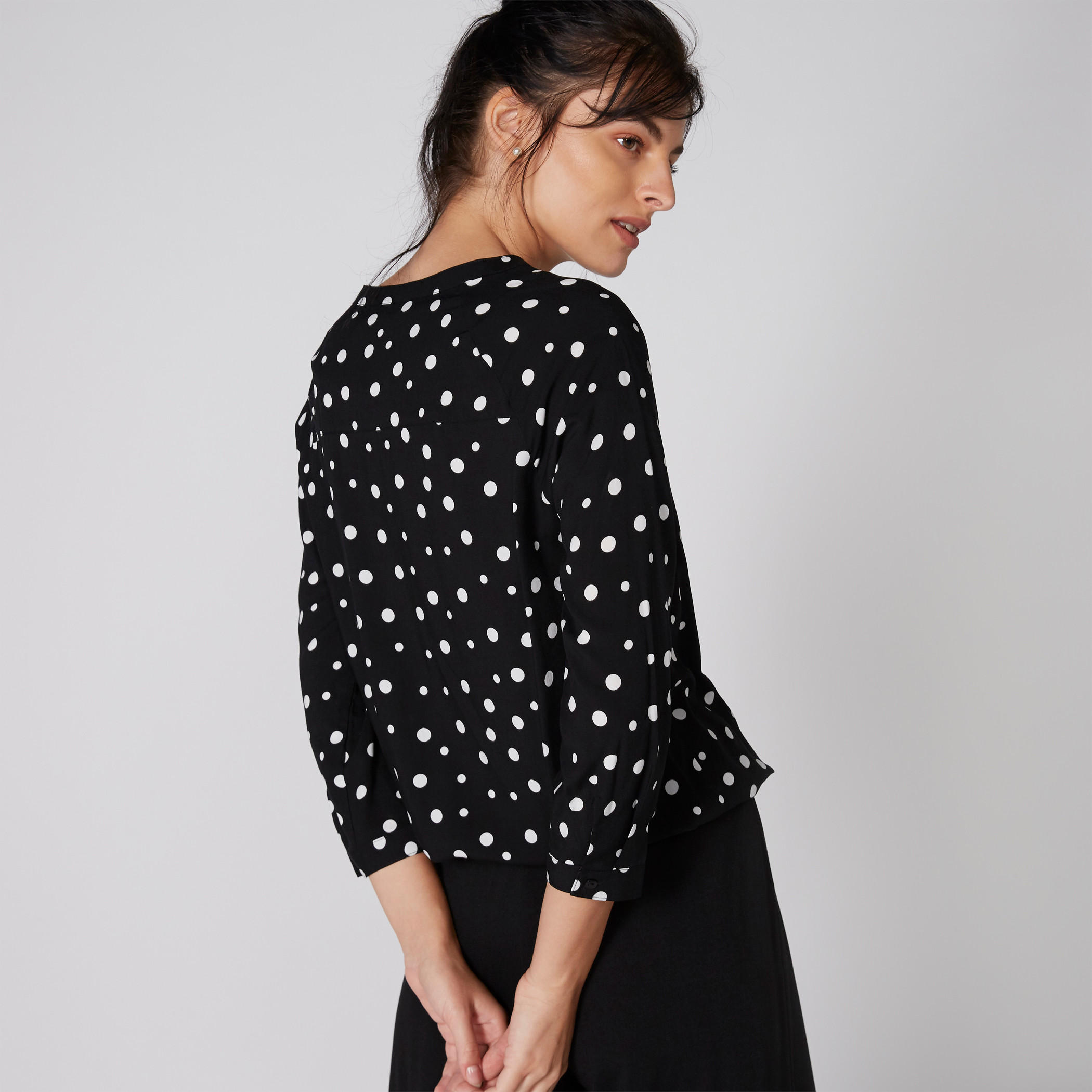 بلوزة بياقة ماندارين وزر إغلاق وطبعات منقّطة-women-clothing-shirtsandblouses-blouses-image-2