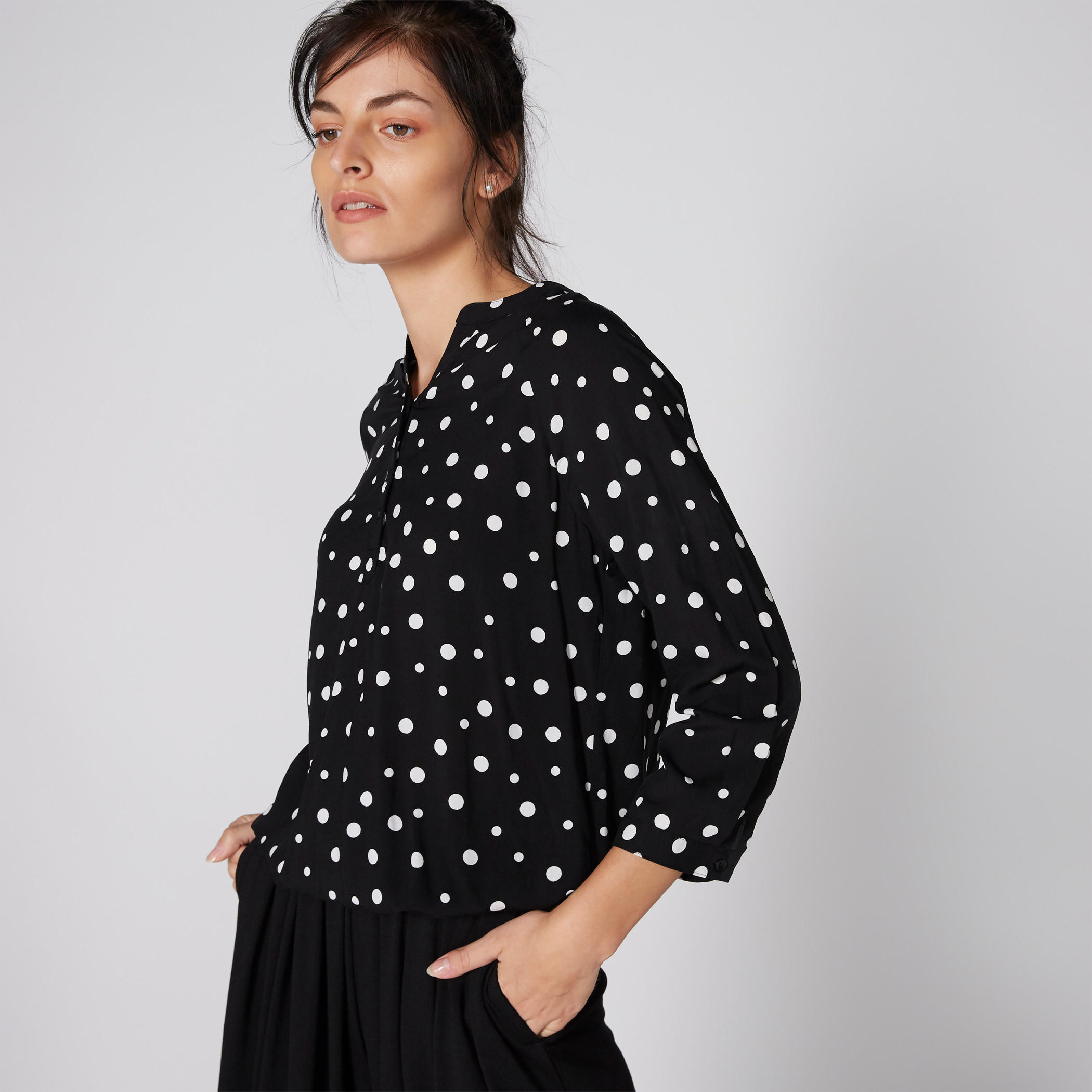 بلوزة بياقة ماندارين وزر إغلاق وطبعات منقّطة-women-clothing-shirtsandblouses-blouses-image-3