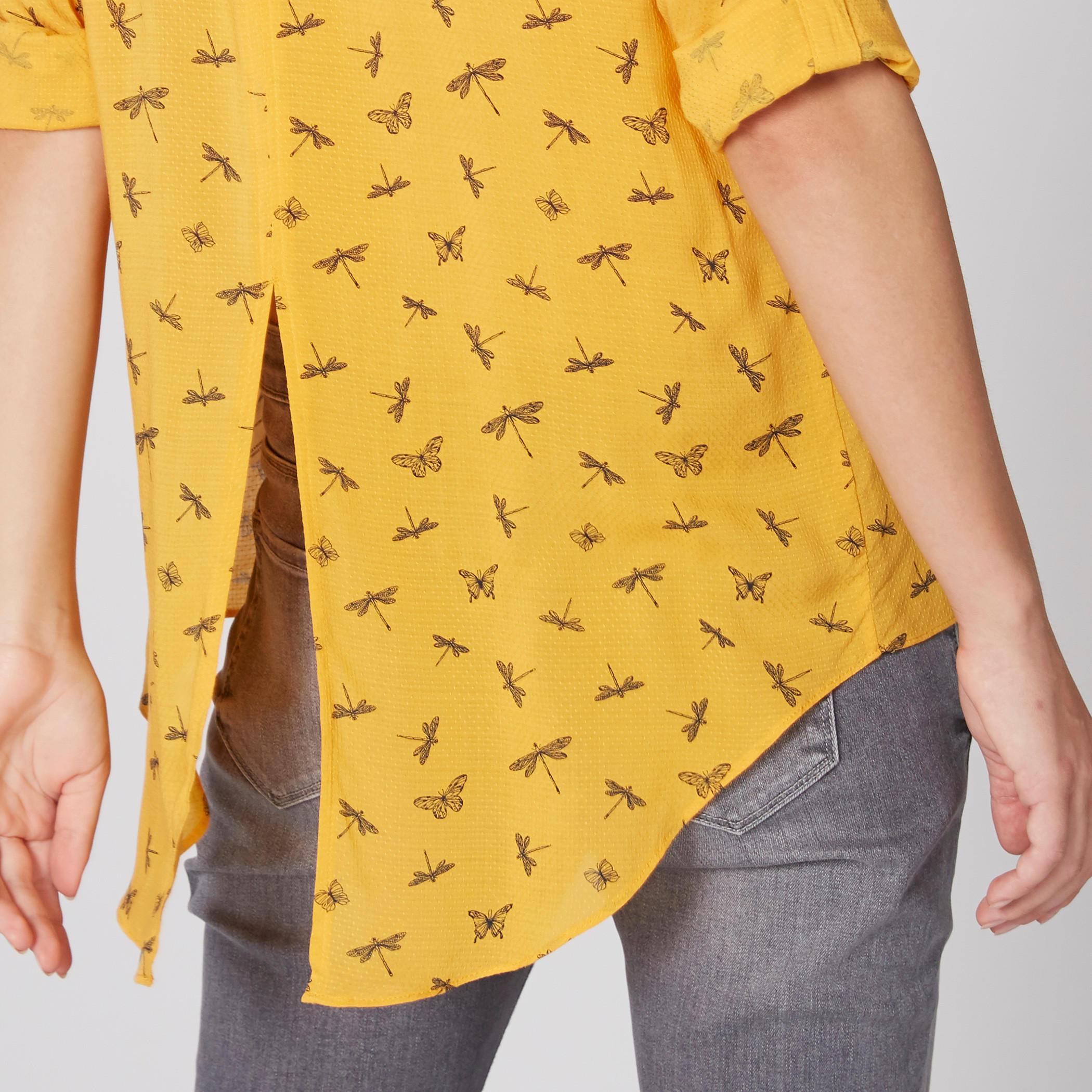 قميص بحوّاف غير مستوية وأزرار وطبعات-women-clothing-shirtsandblouses-shirts-image-4