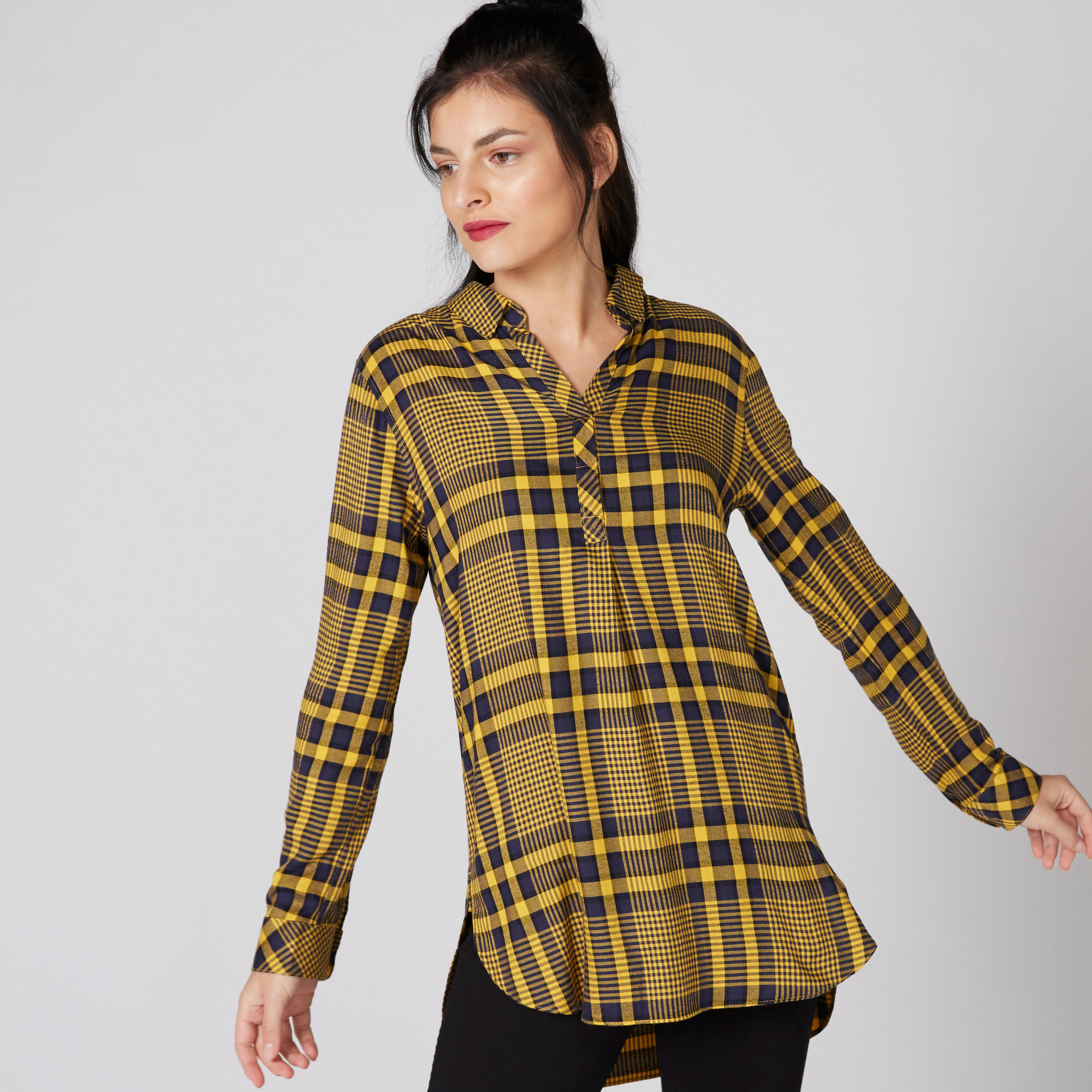 قميص كاروهات طويل بياقة V وأكمام طويلة-women-clothing-shirtsandblouses-shirts-image-2