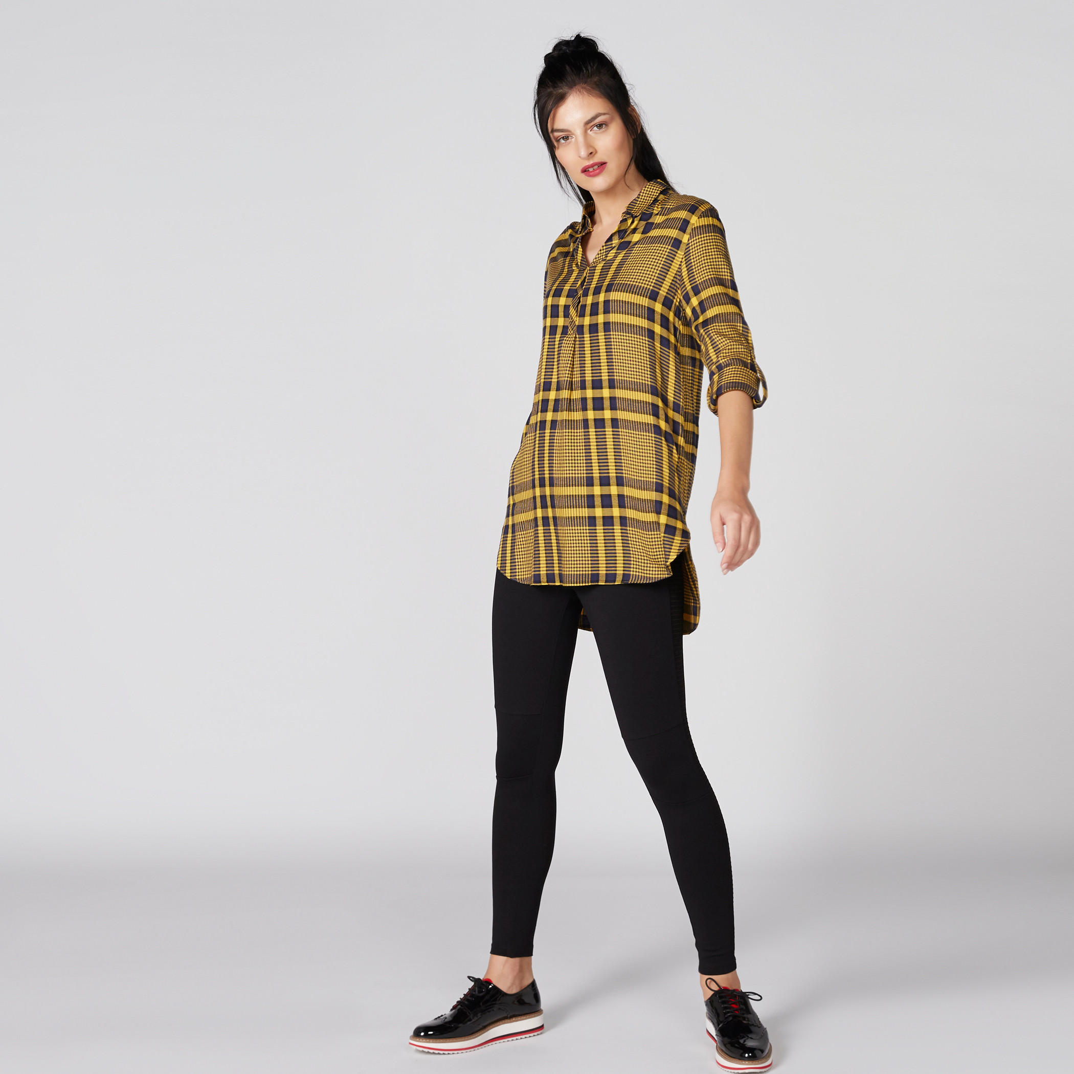 قميص كاروهات طويل بياقة V وأكمام طويلة-women-clothing-shirtsandblouses-shirts-image-3