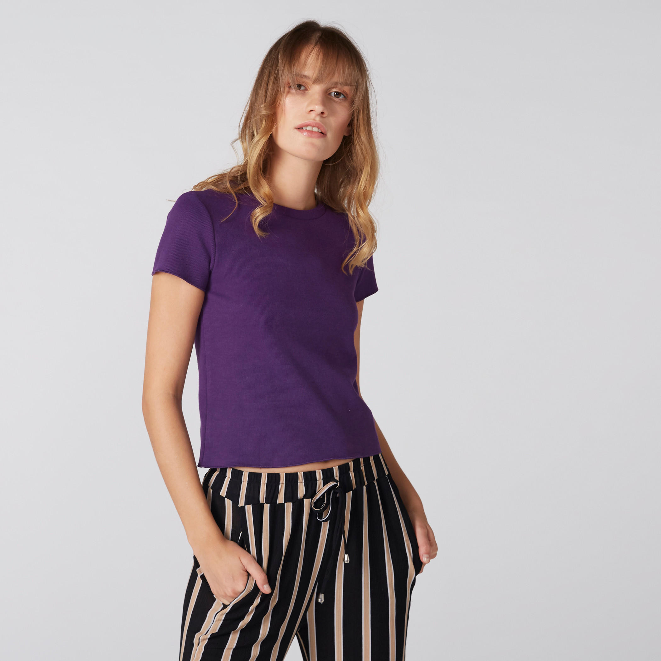 بلوزة مضلّعة بياقة مستديرة وأكمام قصيرة-women-clothing-tshirts-image-1