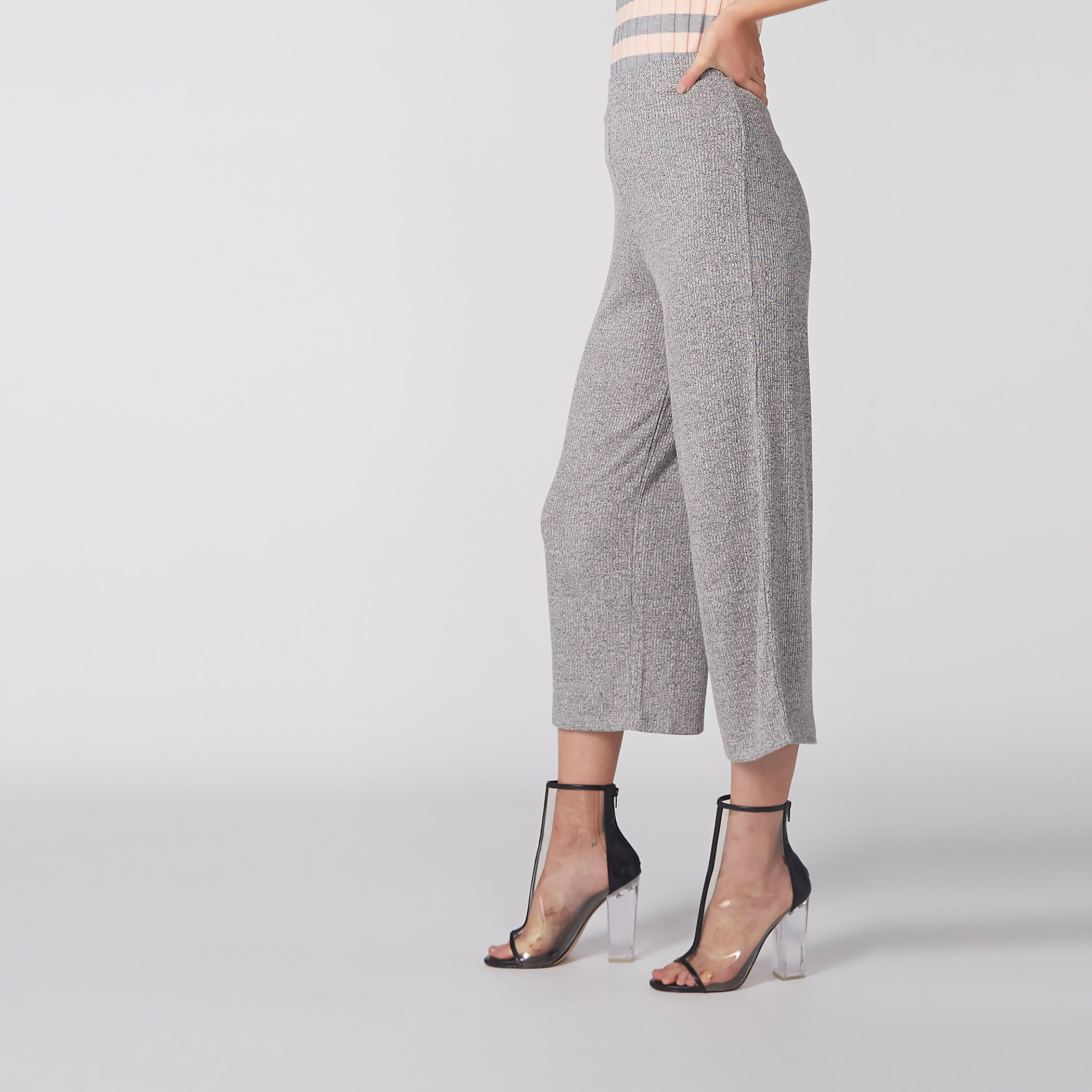 بنطال واسع الساقين بارز الملمس بخصر مطّاطي-women-clothing-bottoms-trousers-image-3