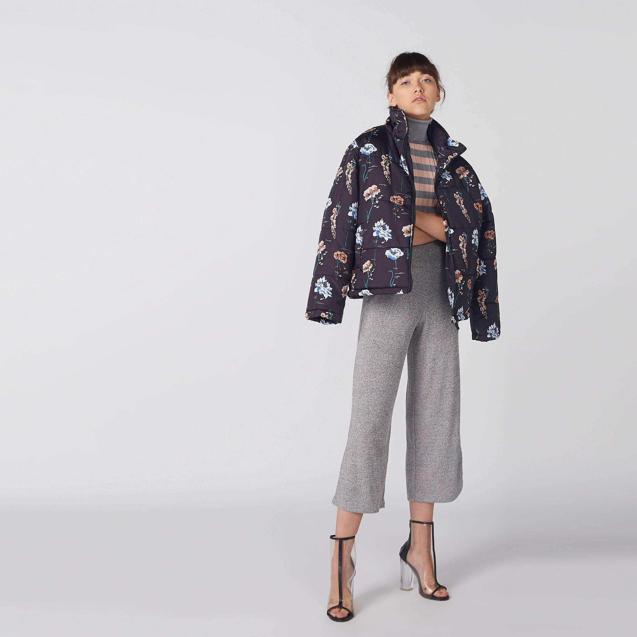 بنطال واسع الساقين بارز الملمس بخصر مطّاطي-women-clothing-bottoms-trousers-image-2