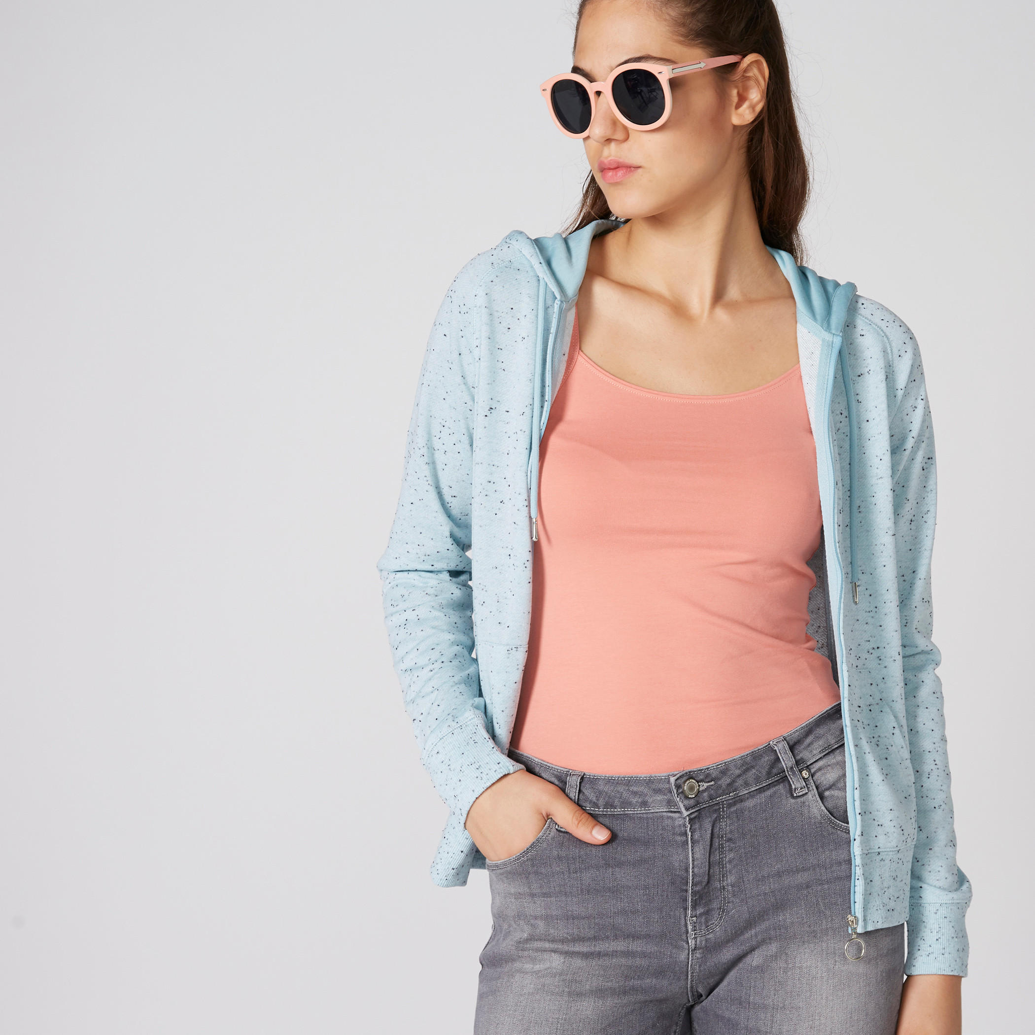 بلوزة كامي بحمّالات رفيعة وياقة عميقة-women-clothing-tshirts-image-2