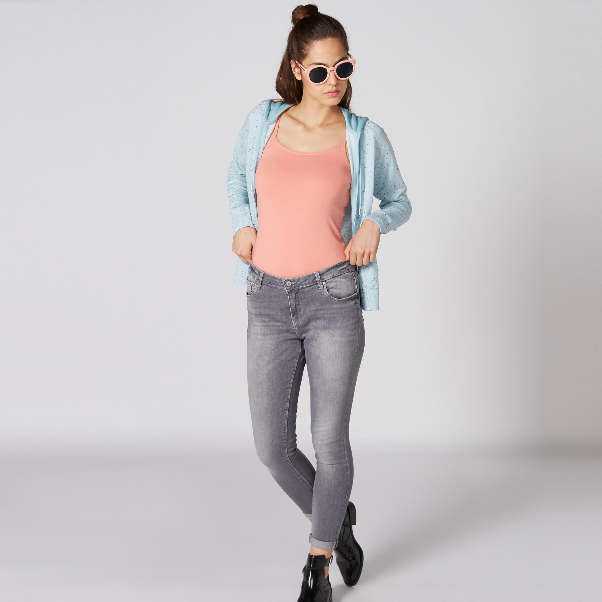 بلوزة كامي بحمّالات رفيعة وياقة عميقة-women-clothing-tshirts-image-1
