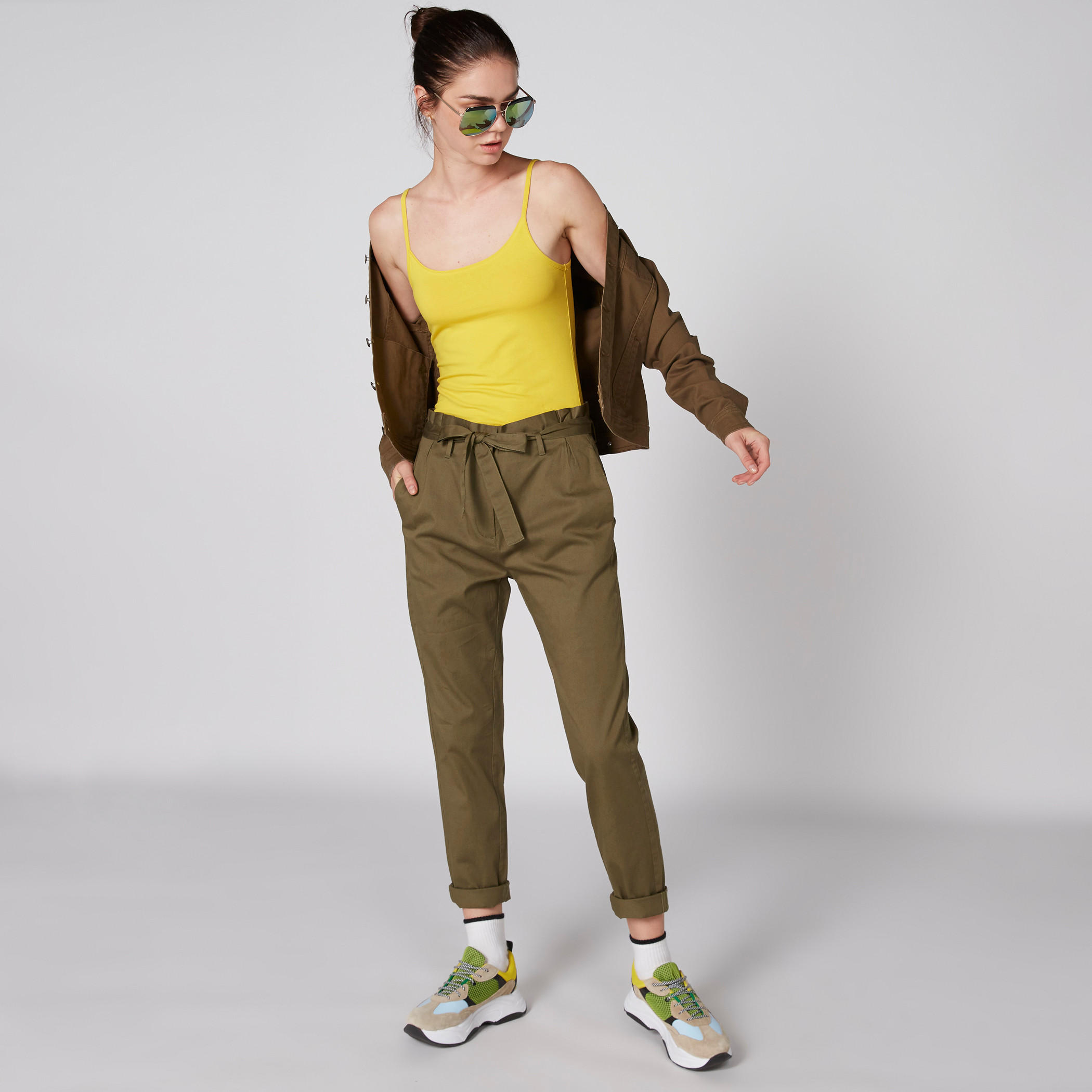 بلوزة كامي بحمّالات رفيعة وياقة عميقة-women-clothing-tshirts-image-1