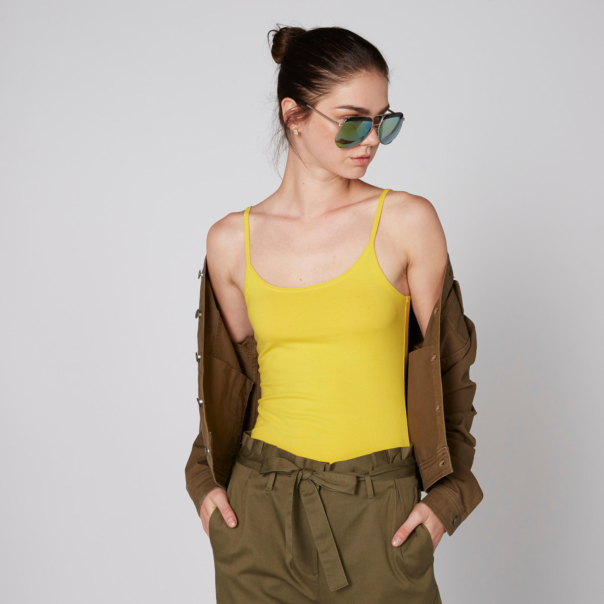 بلوزة كامي بحمّالات رفيعة وياقة عميقة-women-clothing-tshirts-image-3