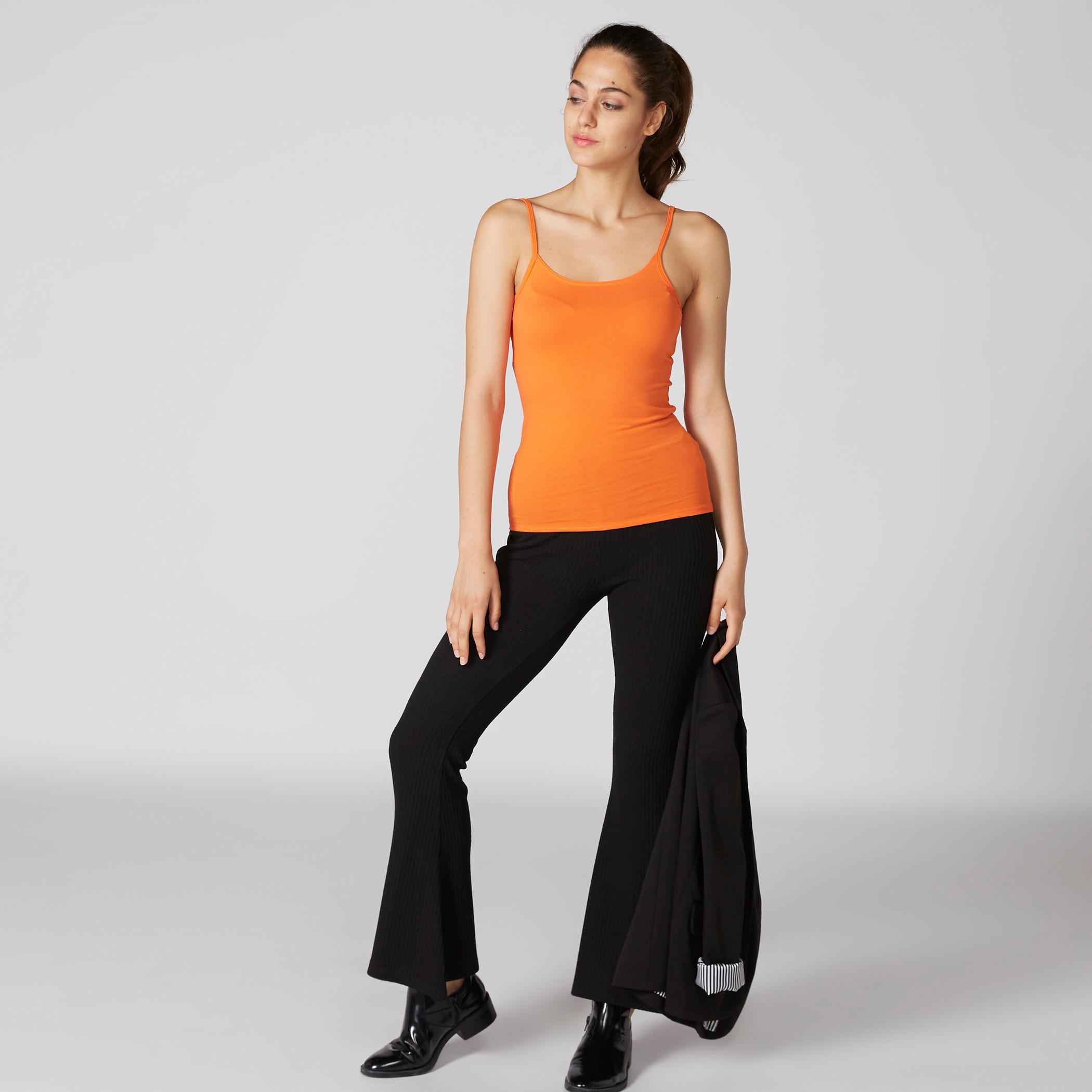بلوزة كامي بحمّالات رفيعة وياقة عميقة-women-clothing-tshirts-image-3