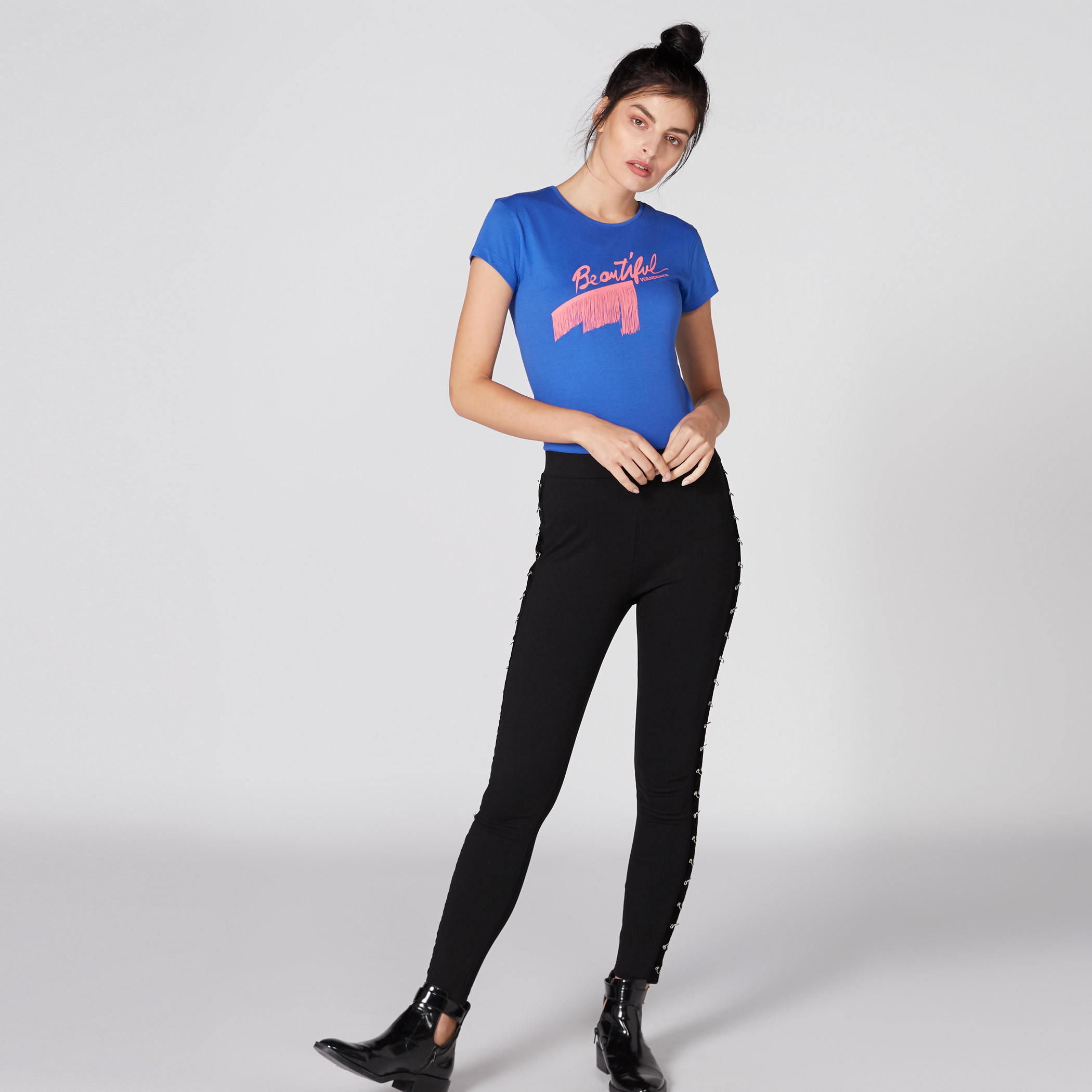 تيشيرت بطبعات وياقة مستديرة وأكمام كاب-women-clothing-tshirts-image-1