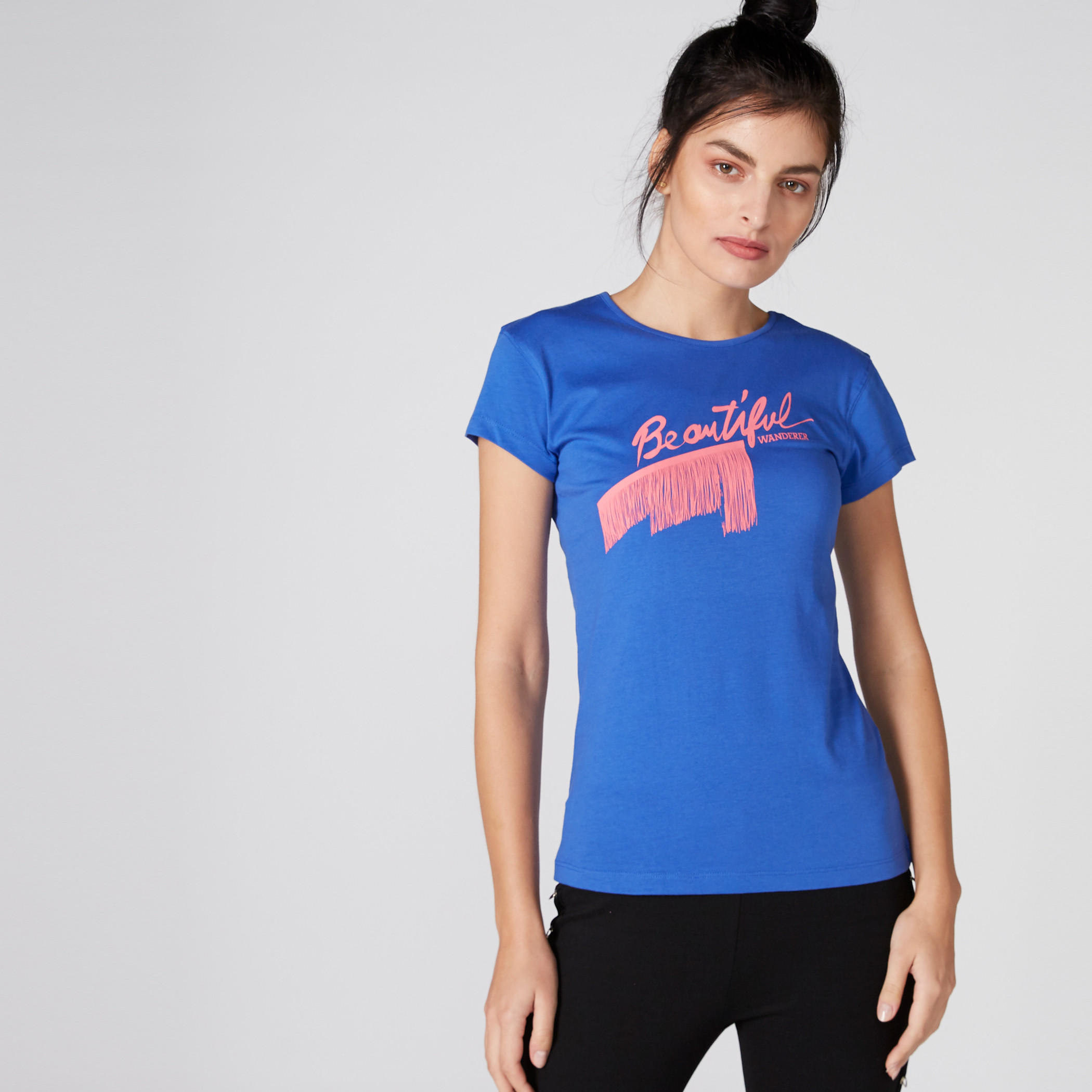تيشيرت بطبعات وياقة مستديرة وأكمام كاب-women-clothing-tshirts-image-3