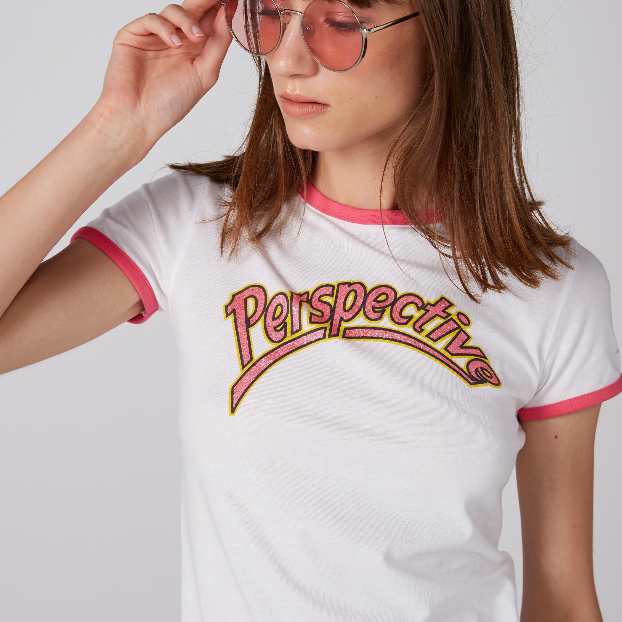 تيشيرت بياقة ضيّقة وأكمام قصيرة وطبعات-women-clothing-tshirts-image-1