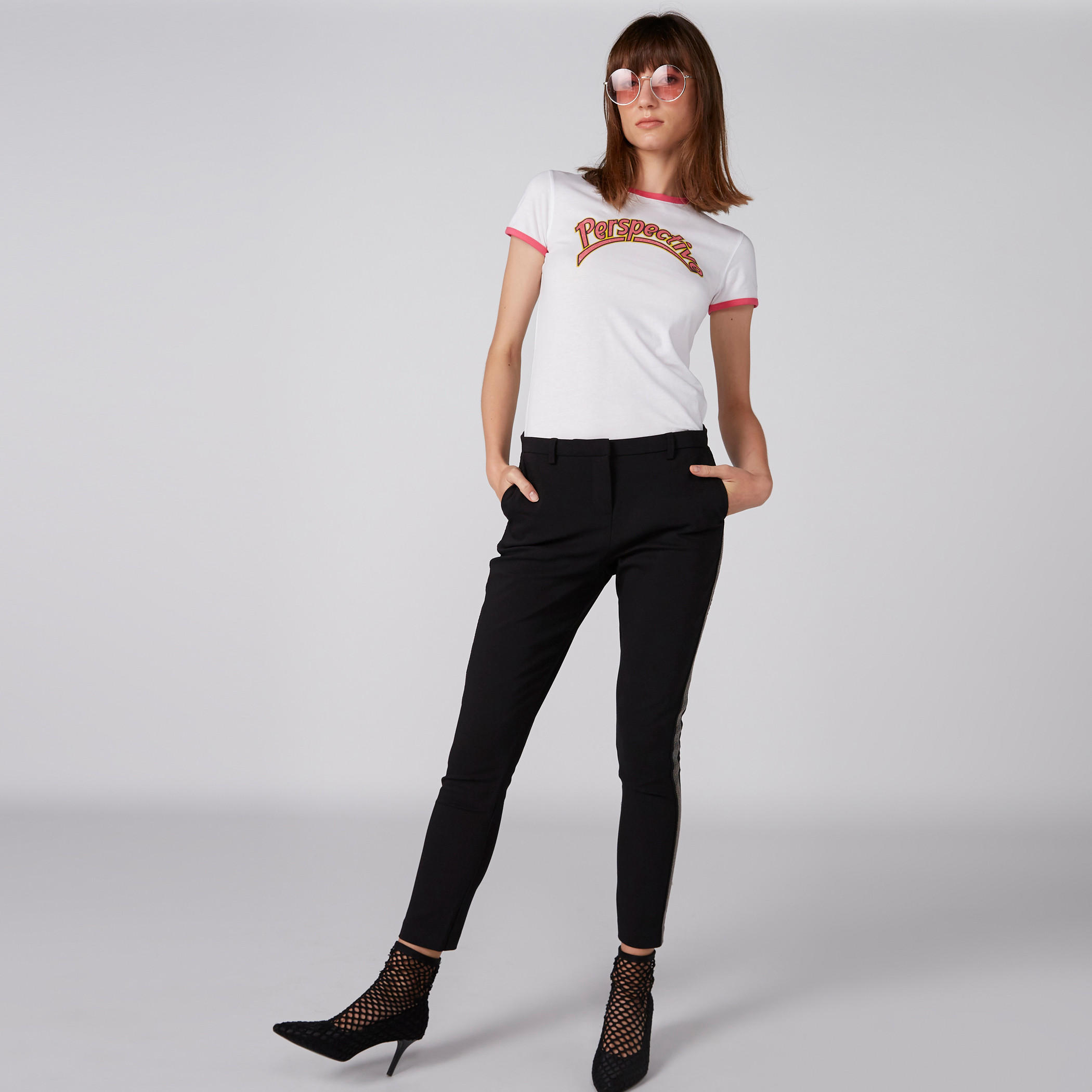 تيشيرت بياقة ضيّقة وأكمام قصيرة وطبعات-women-clothing-tshirts-image-3