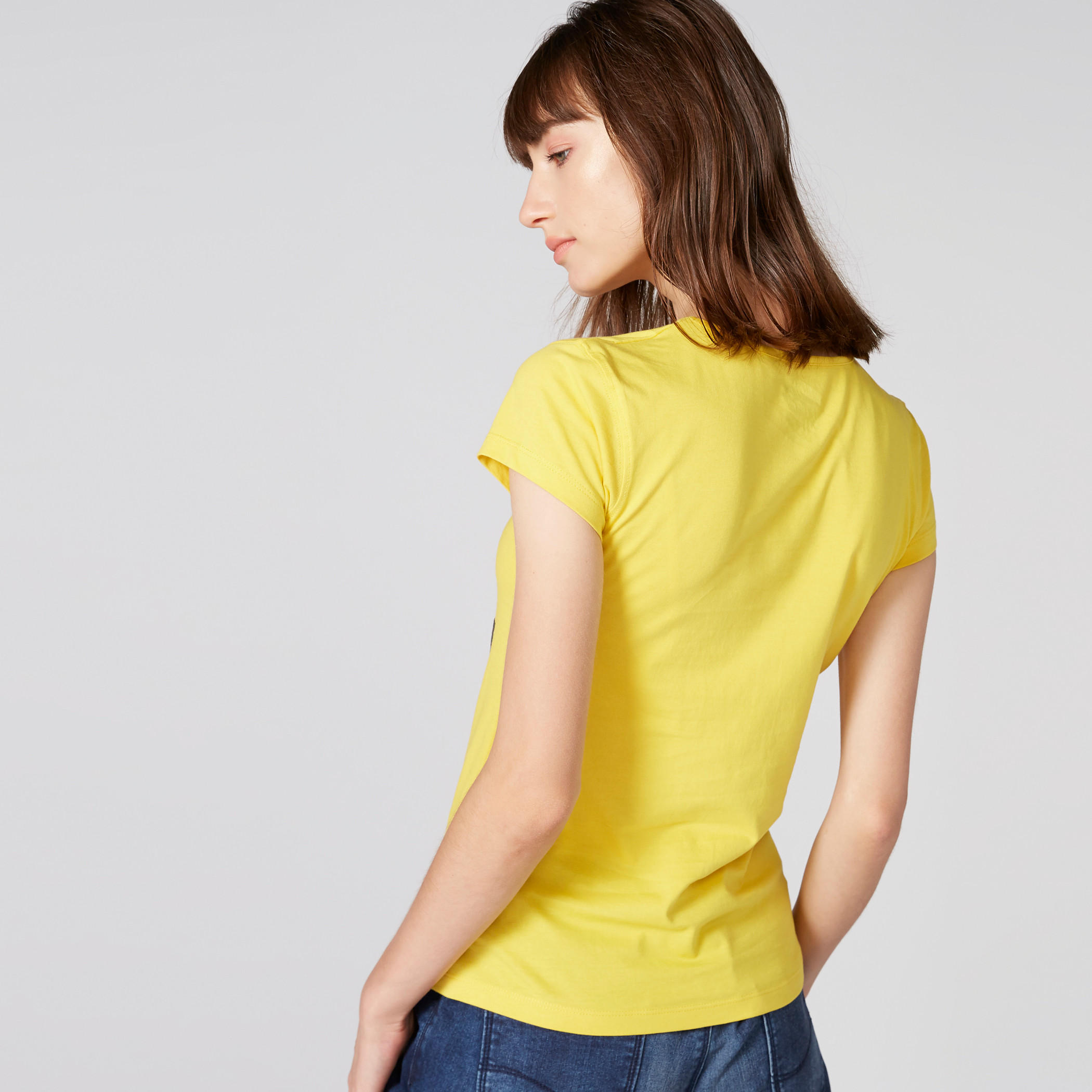 تيشيرت بطبعات وياقة مستديرة وأكمام كاب-women-clothing-tshirts-image-2