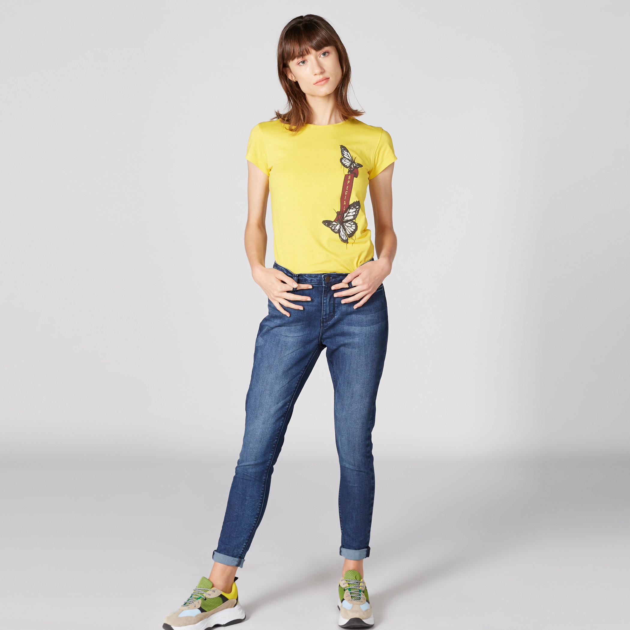 تيشيرت بطبعات وياقة مستديرة وأكمام كاب-women-clothing-tshirts-image-3