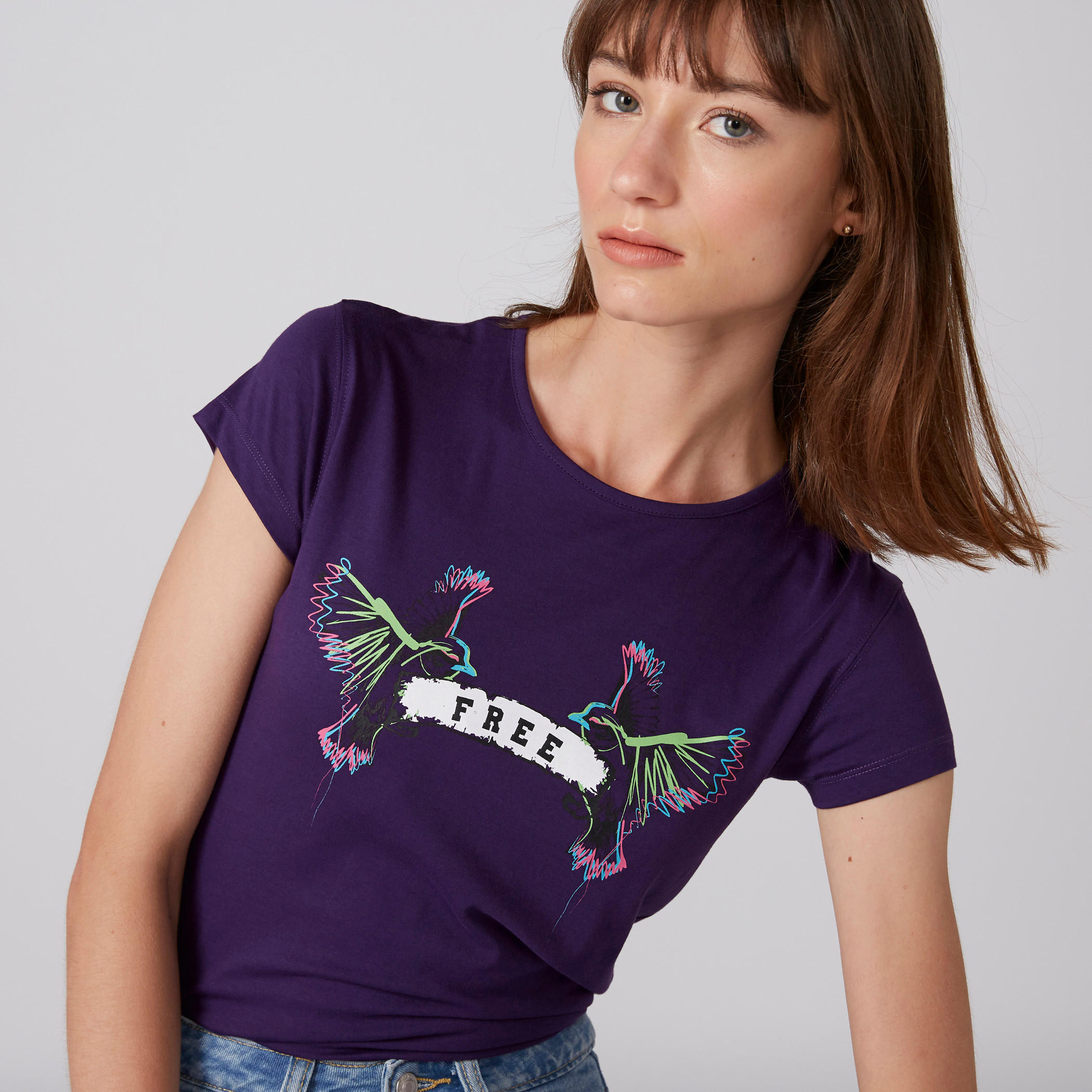 تيشيرت بطبعات وياقة مستديرة وأكمام كاب-women-clothing-tshirts-image-3