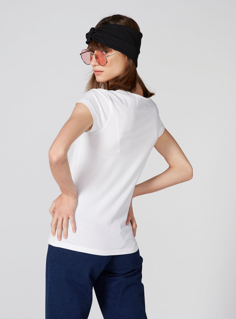 تيشيرت بطبعات وياقة مستديرة وأكمام كاب-women-clothing-tshirts-image-3