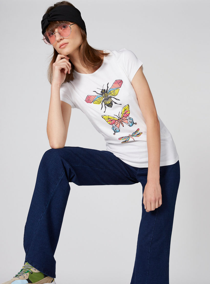 تيشيرت بطبعات وياقة مستديرة وأكمام كاب-women-clothing-tshirts-image-2