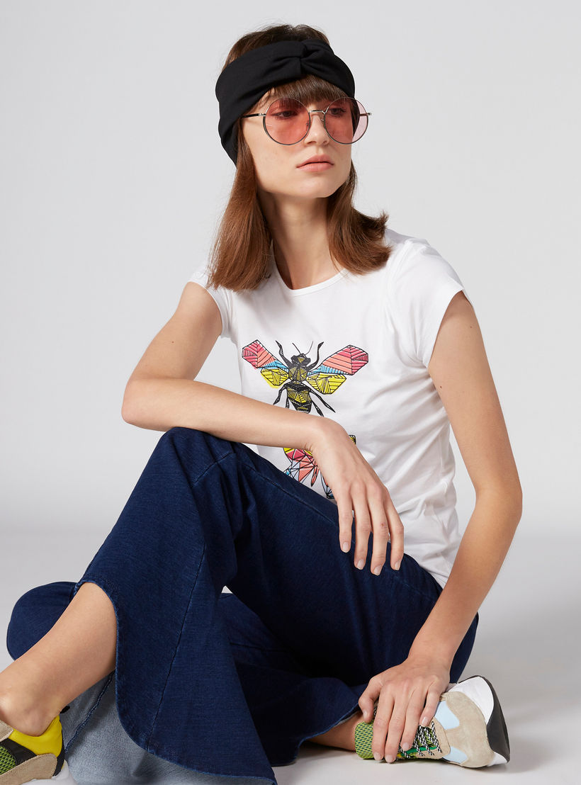 تيشيرت بطبعات وياقة مستديرة وأكمام كاب-women-clothing-tshirts-image-4