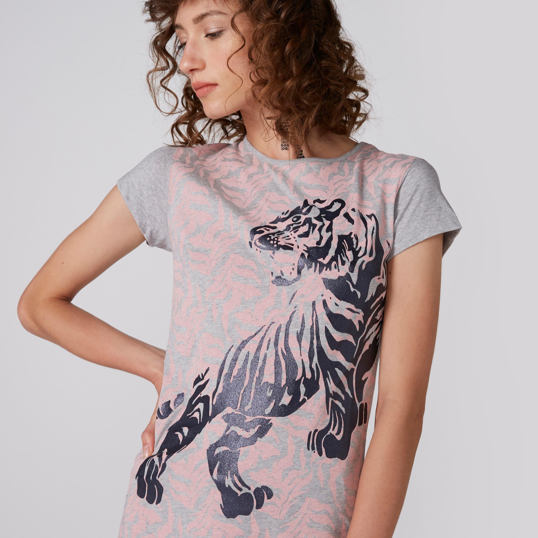 تيشيرت بياقة مستديرة وأكمام كاب وطبعات-women-clothing-tshirts-image-1