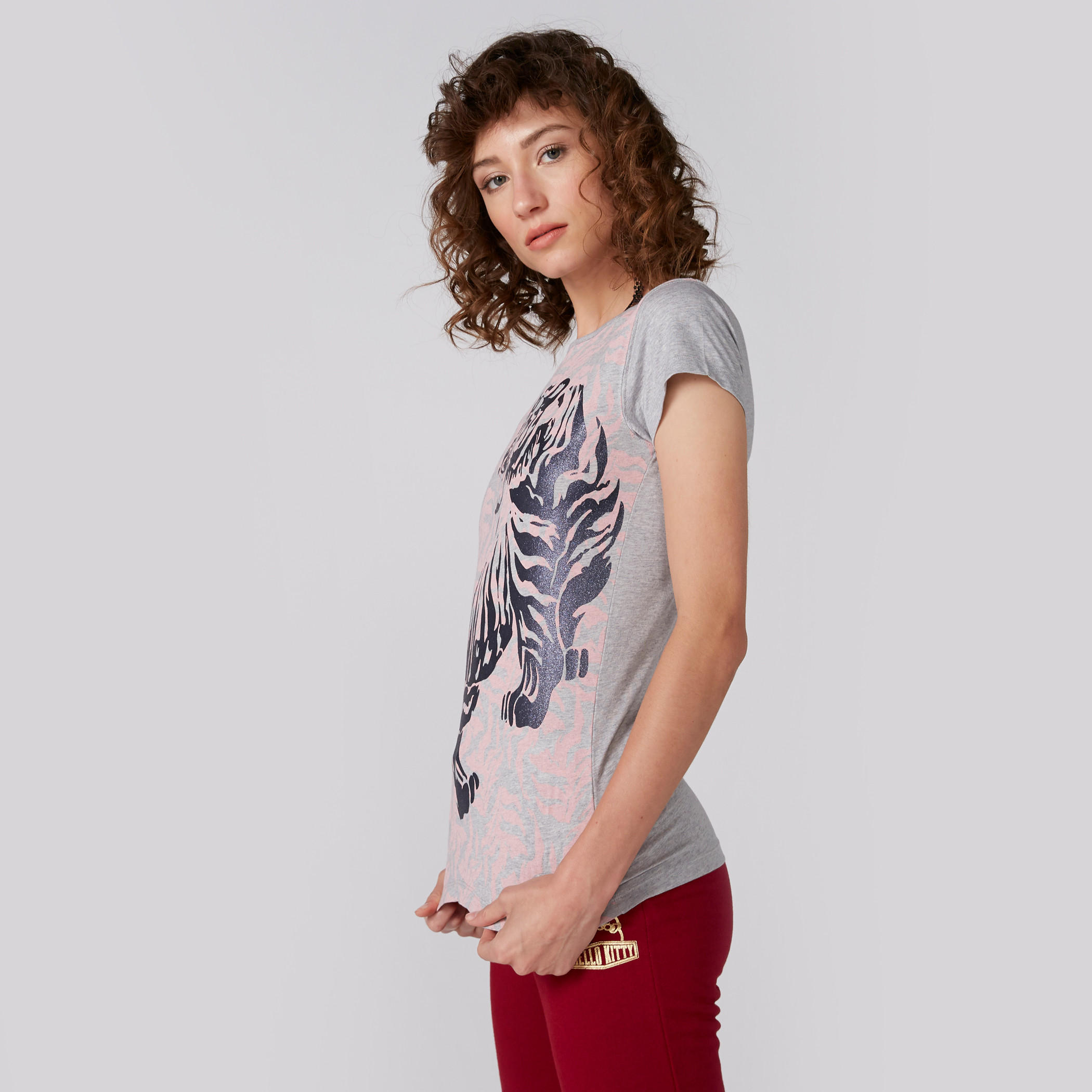 تيشيرت بياقة مستديرة وأكمام كاب وطبعات-women-clothing-tshirts-image-4
