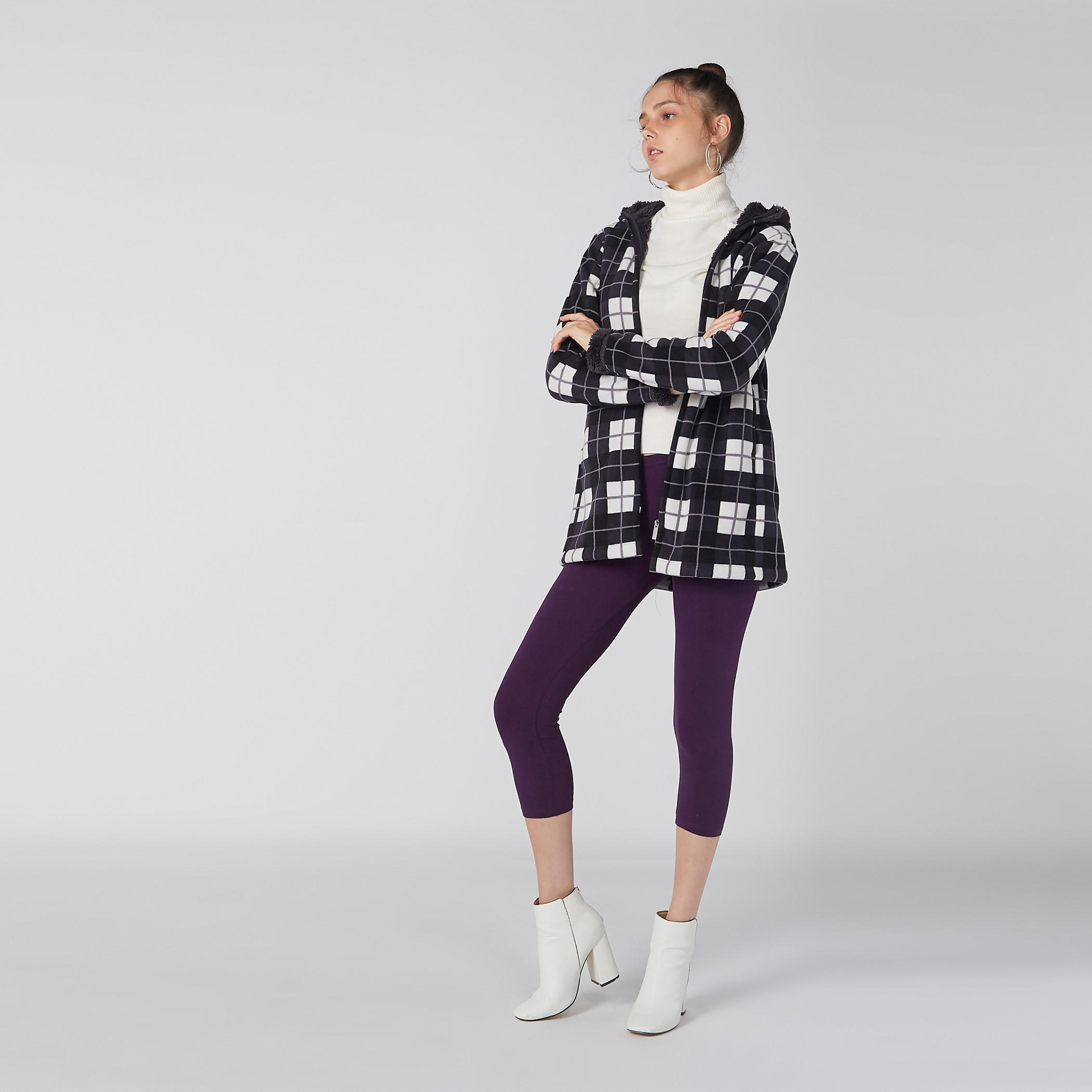 بنطال ليقنز بطول 3/4 وخصر مطاطي-women-clothing-bottoms-leggings-image-3