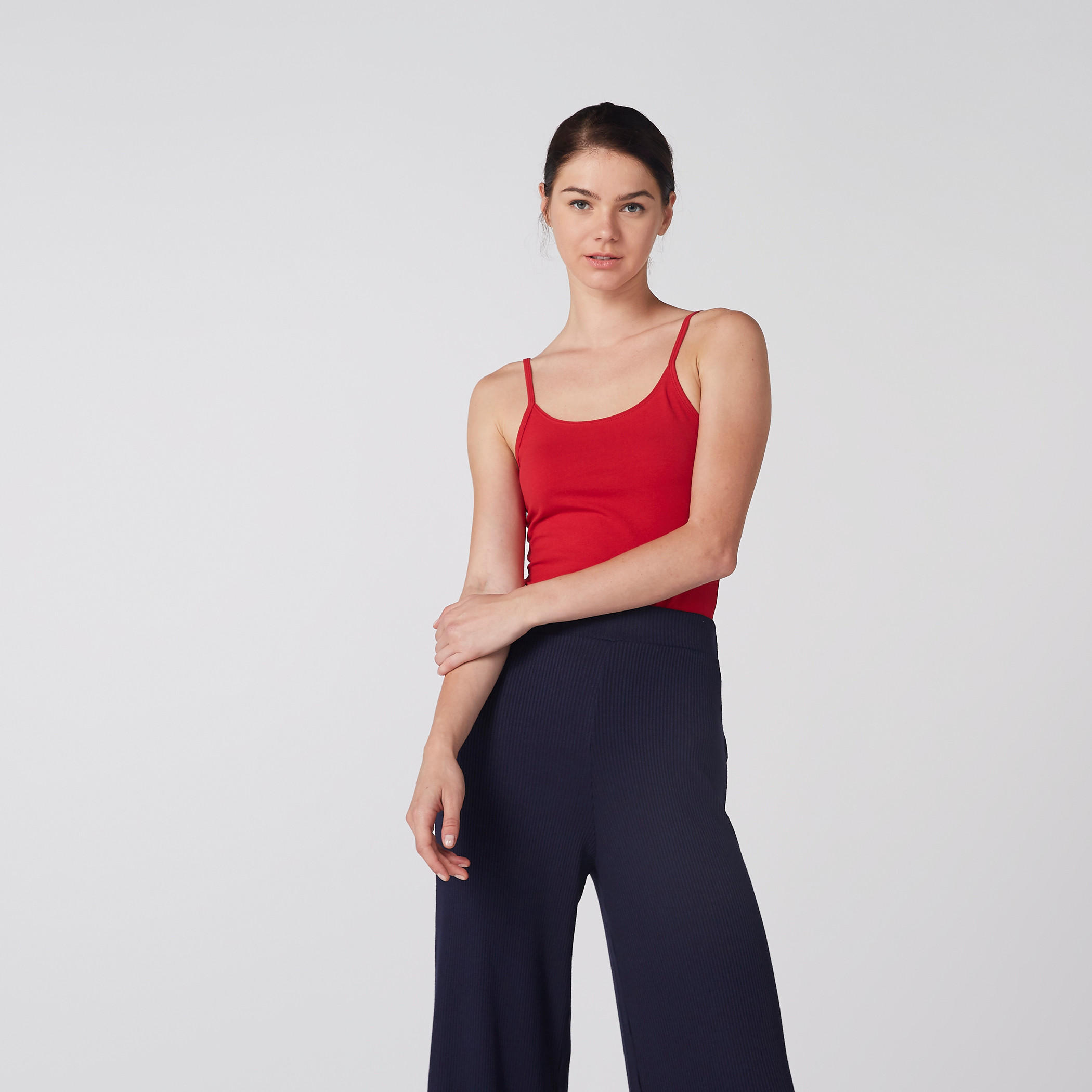 بلوزة كامي بحمّالات رفيعة وياقة عميقة-women-clothing-tshirts-image-1