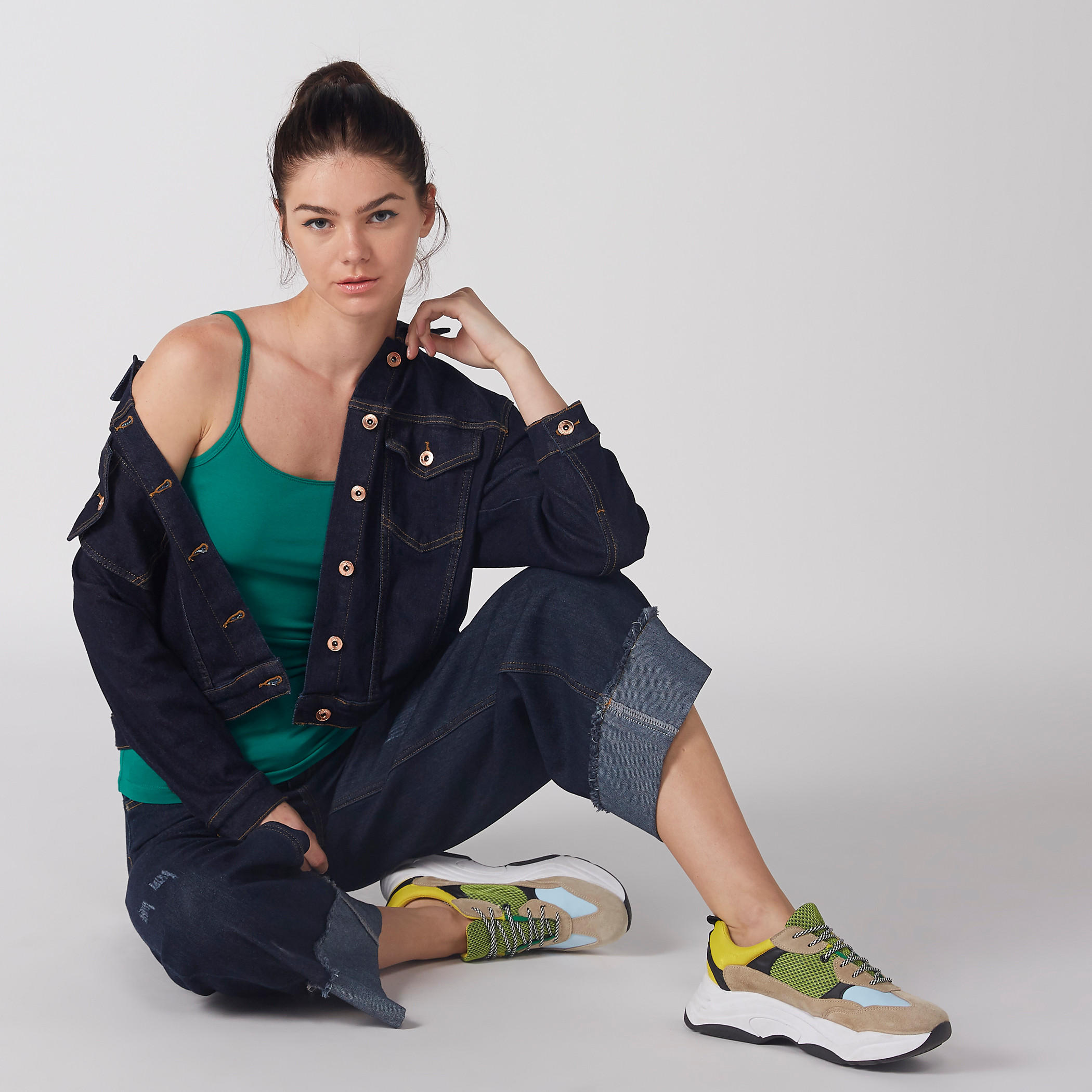 بلوزة كامي بحمّالات رفيعة وياقة عميقة-women-clothing-tshirts-image-2