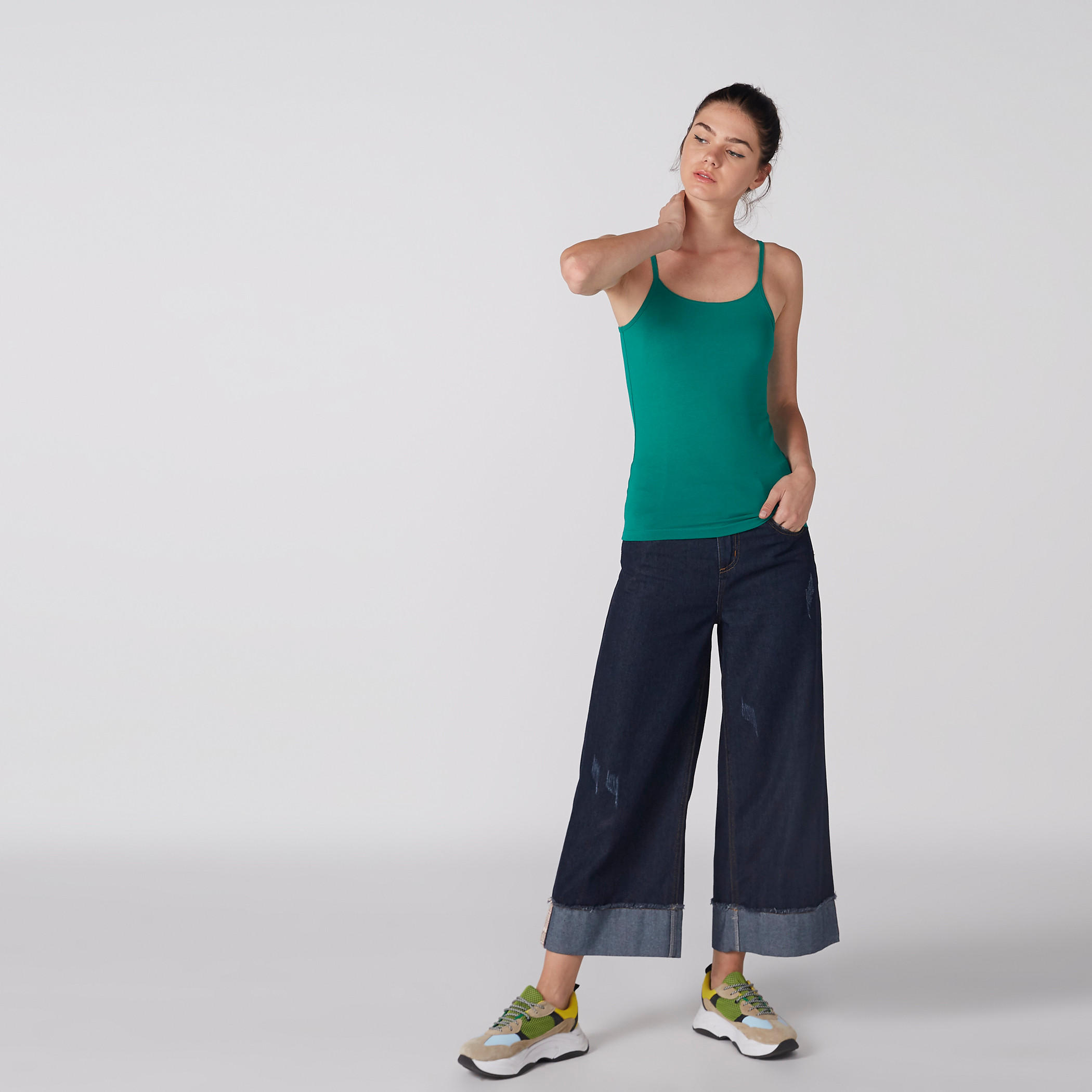 بلوزة كامي بحمّالات رفيعة وياقة عميقة-women-clothing-tshirts-image-1