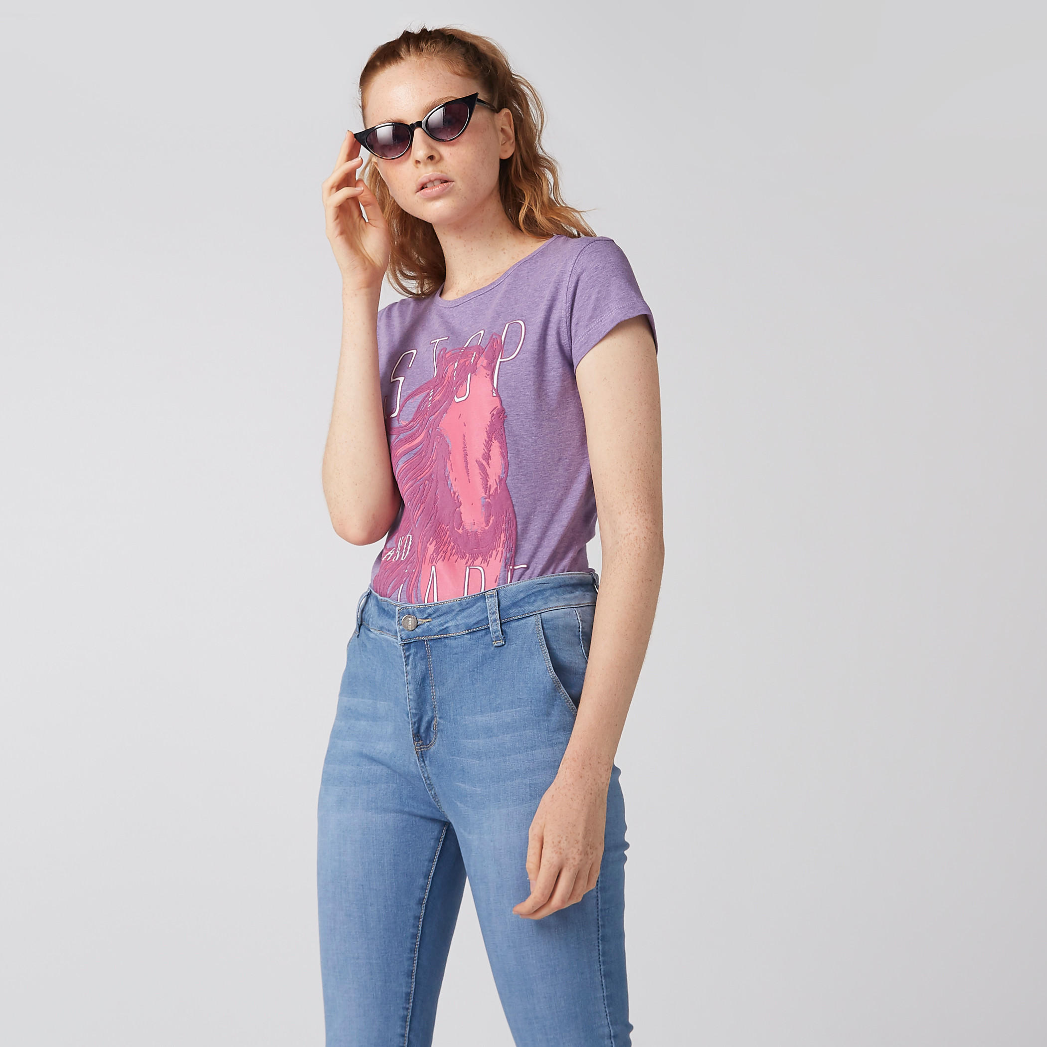 تيشيرت بياقة مستديرة وأكمام كاب و طبعات-women-clothing-tshirts-image-2