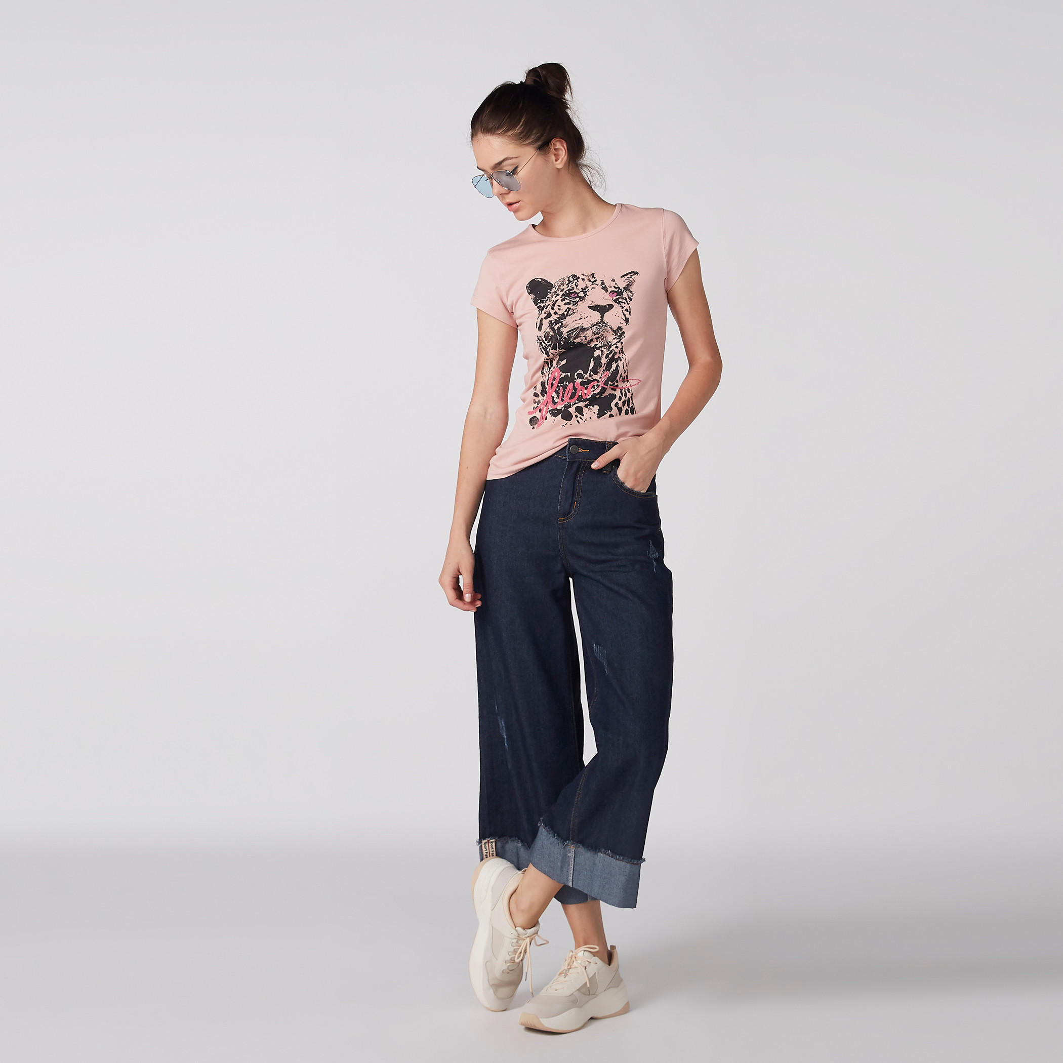 تيشيرت بطبعات وياقة مستديرة وأكمام كاب-women-clothing-tshirts-image-1