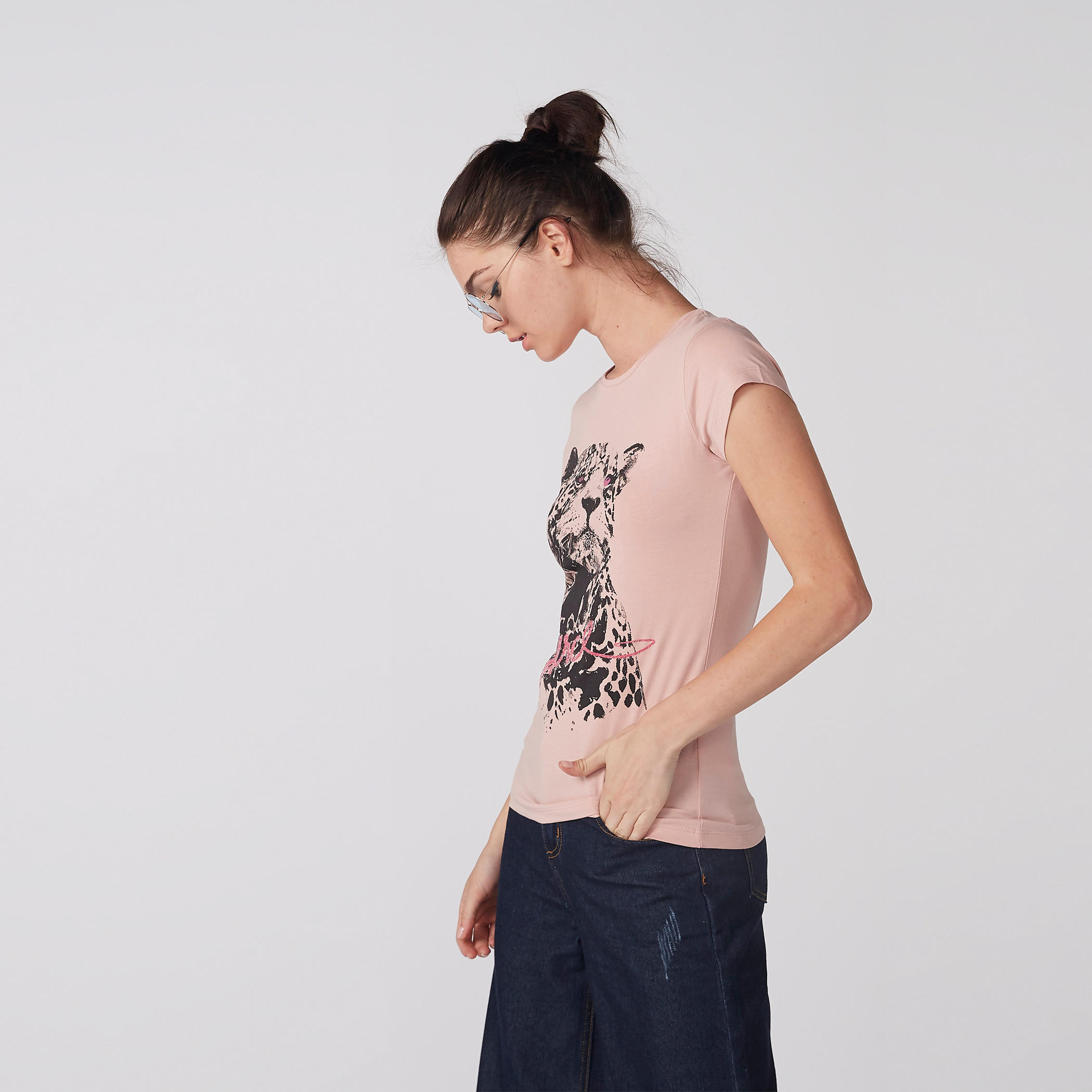 تيشيرت بطبعات وياقة مستديرة وأكمام كاب-women-clothing-tshirts-image-3