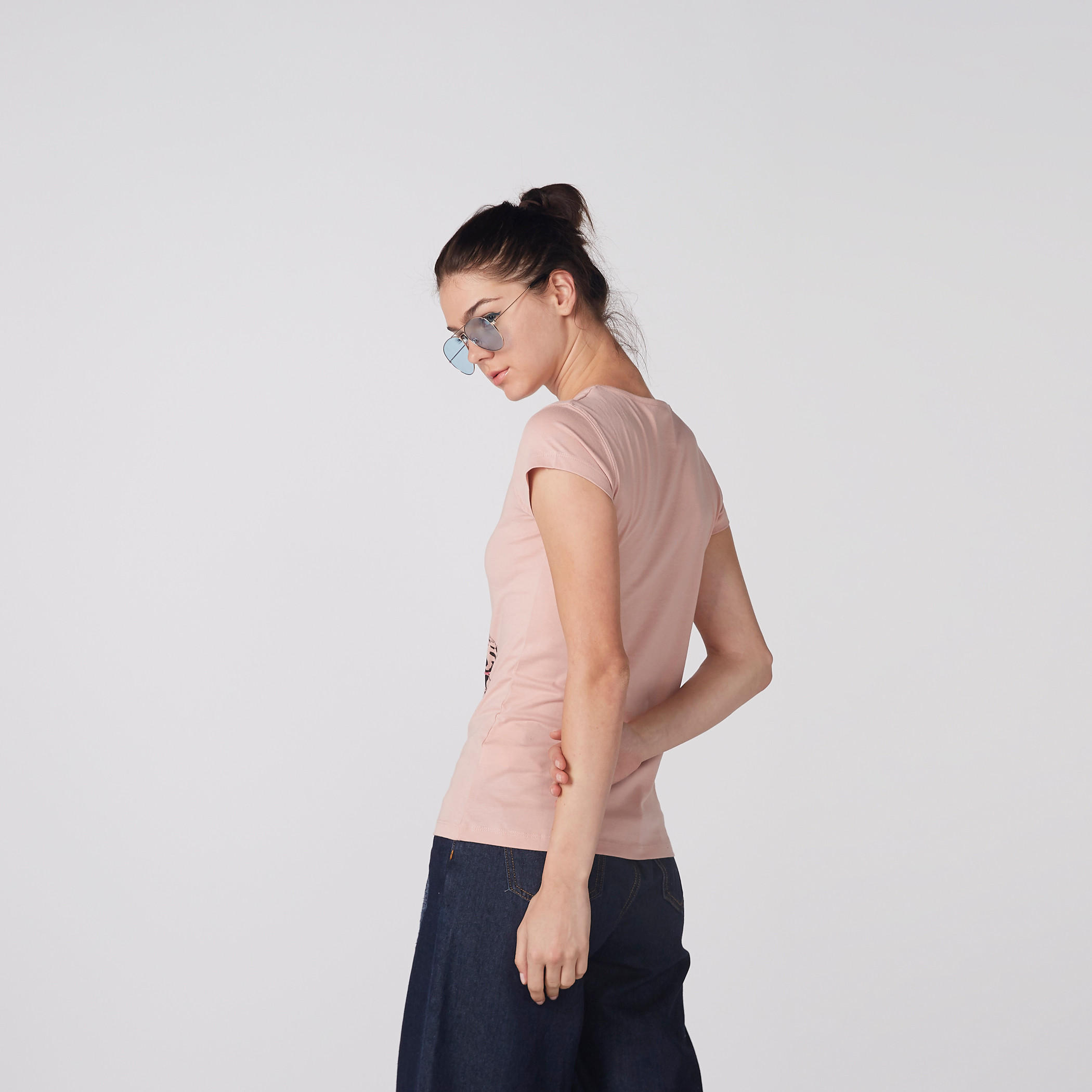 تيشيرت بطبعات وياقة مستديرة وأكمام كاب-women-clothing-tshirts-image-4