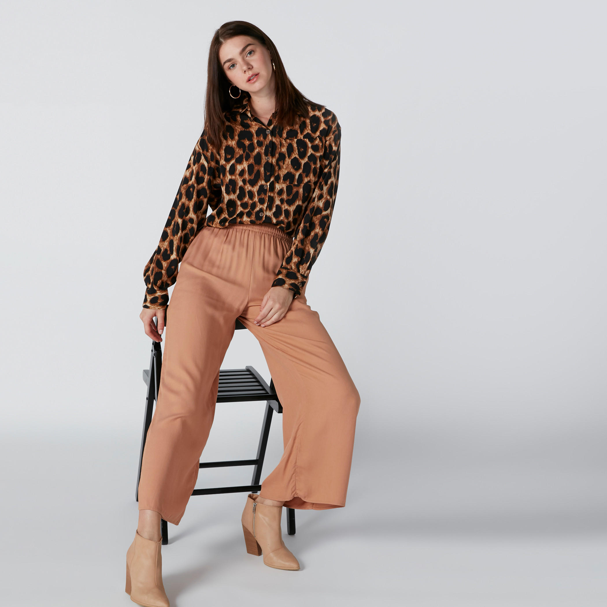 بنطال بالازو بجيوب بقصّة عادية وخصر مطاطي-women-clothing-bottoms-trousers-image-1