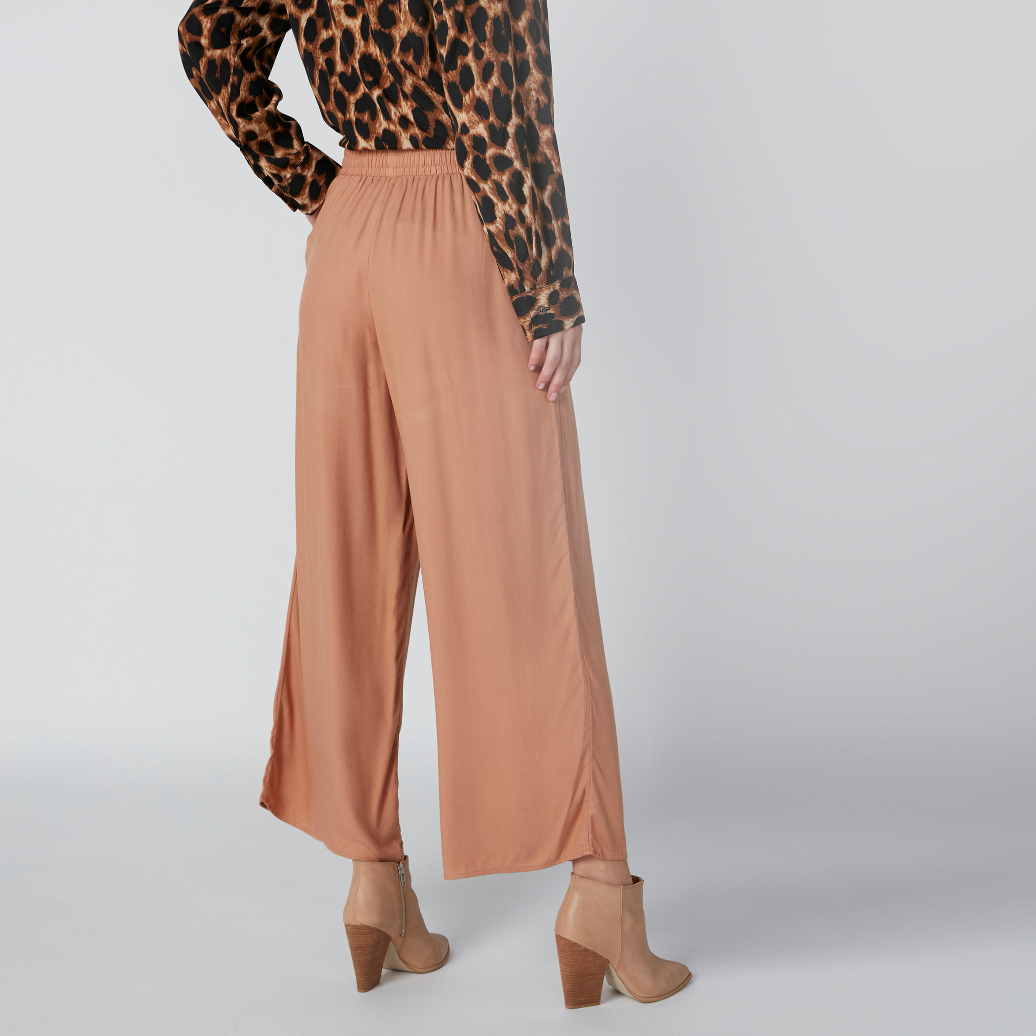 بنطال بالازو بجيوب بقصّة عادية وخصر مطاطي-women-clothing-bottoms-trousers-image-2