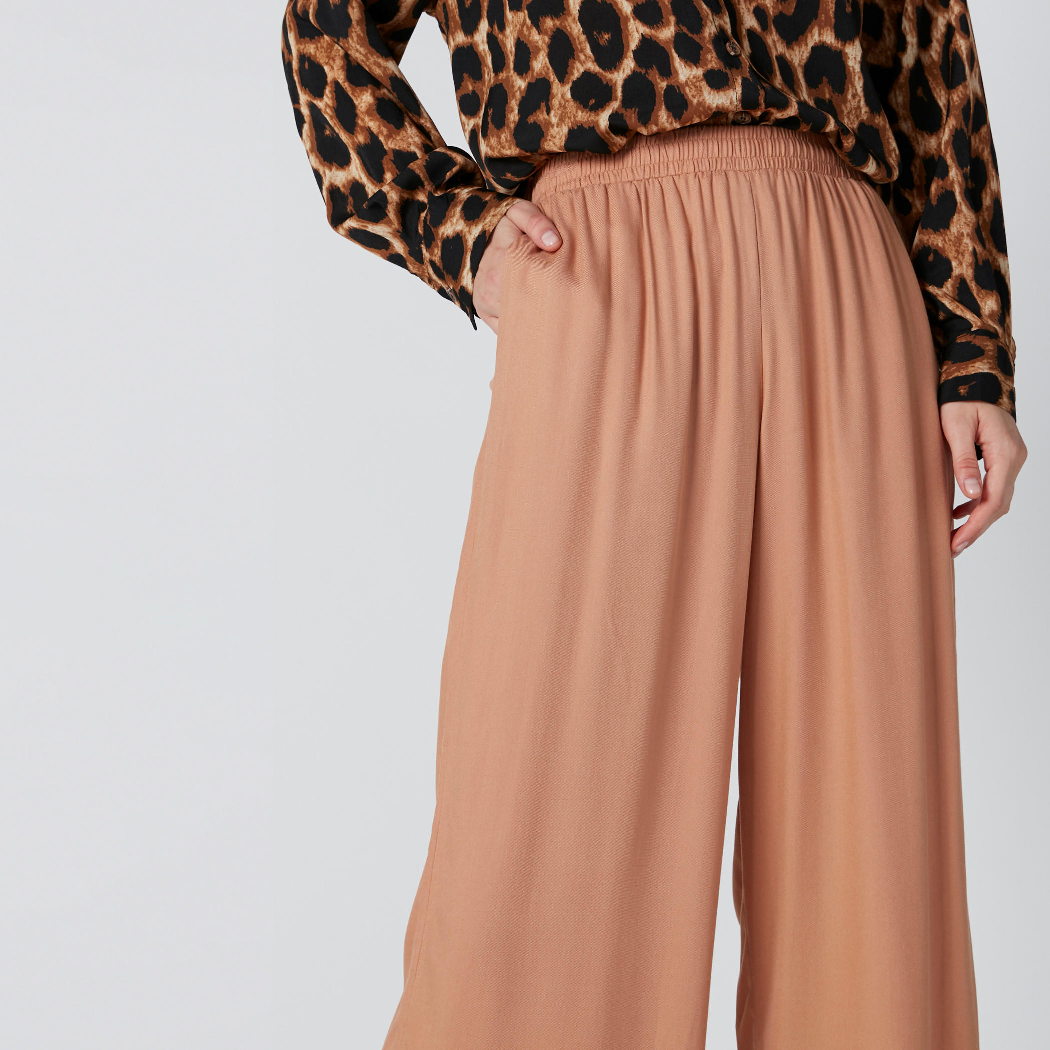 بنطال بالازو بجيوب بقصّة عادية وخصر مطاطي-women-clothing-bottoms-trousers-image-4