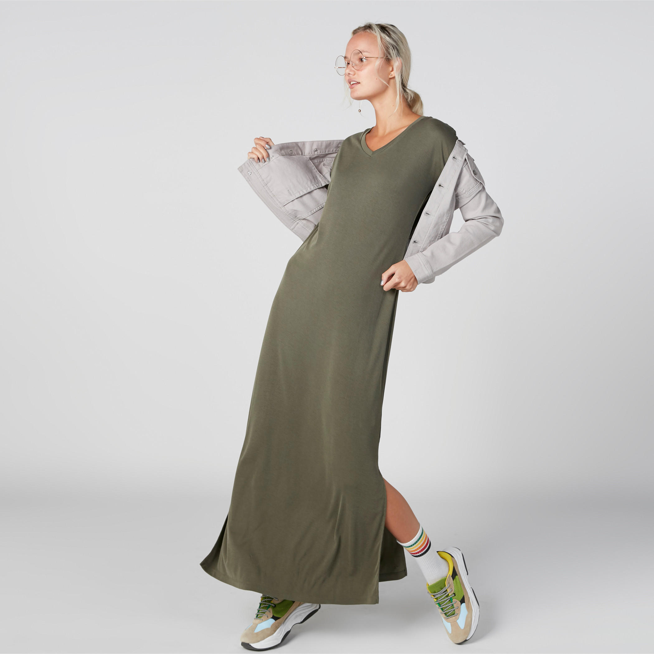 فستان طويل بياقة V وأكمام متصلة وفتحات جانبية-women-clothing-dresses-image-1